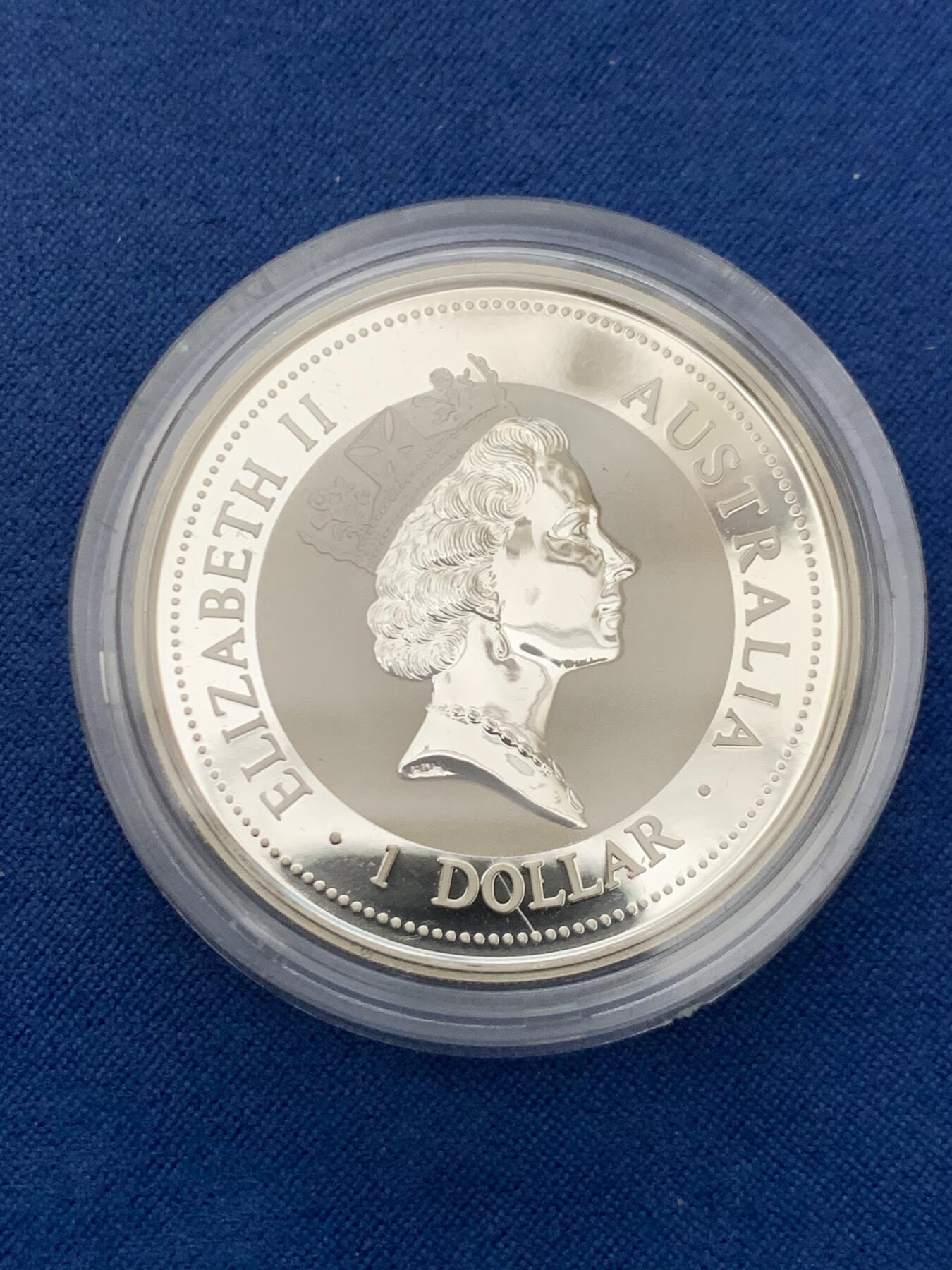 《竞宝斋》第461场 周日，周一，2场连拍 （全场包邮）欢迎送拍 澳大利亚 1997年 笑翠鸟 熊猫镶嵌银币 含纯银1盎司999银，镶嵌部分重约0.5克黄金，发行1.5万枚，为上海国际钱币展而发行，细节见图