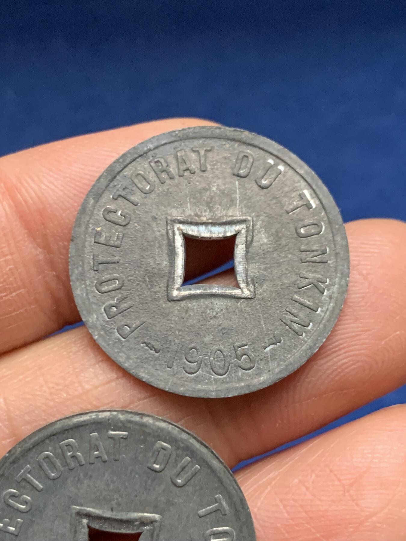 《竞宝斋》第461场 周日，周一，2场连拍 （全场包邮）欢迎送拍 两枚一组 法属安南1905年六百分之一锌币 世界上面值最小的硬币