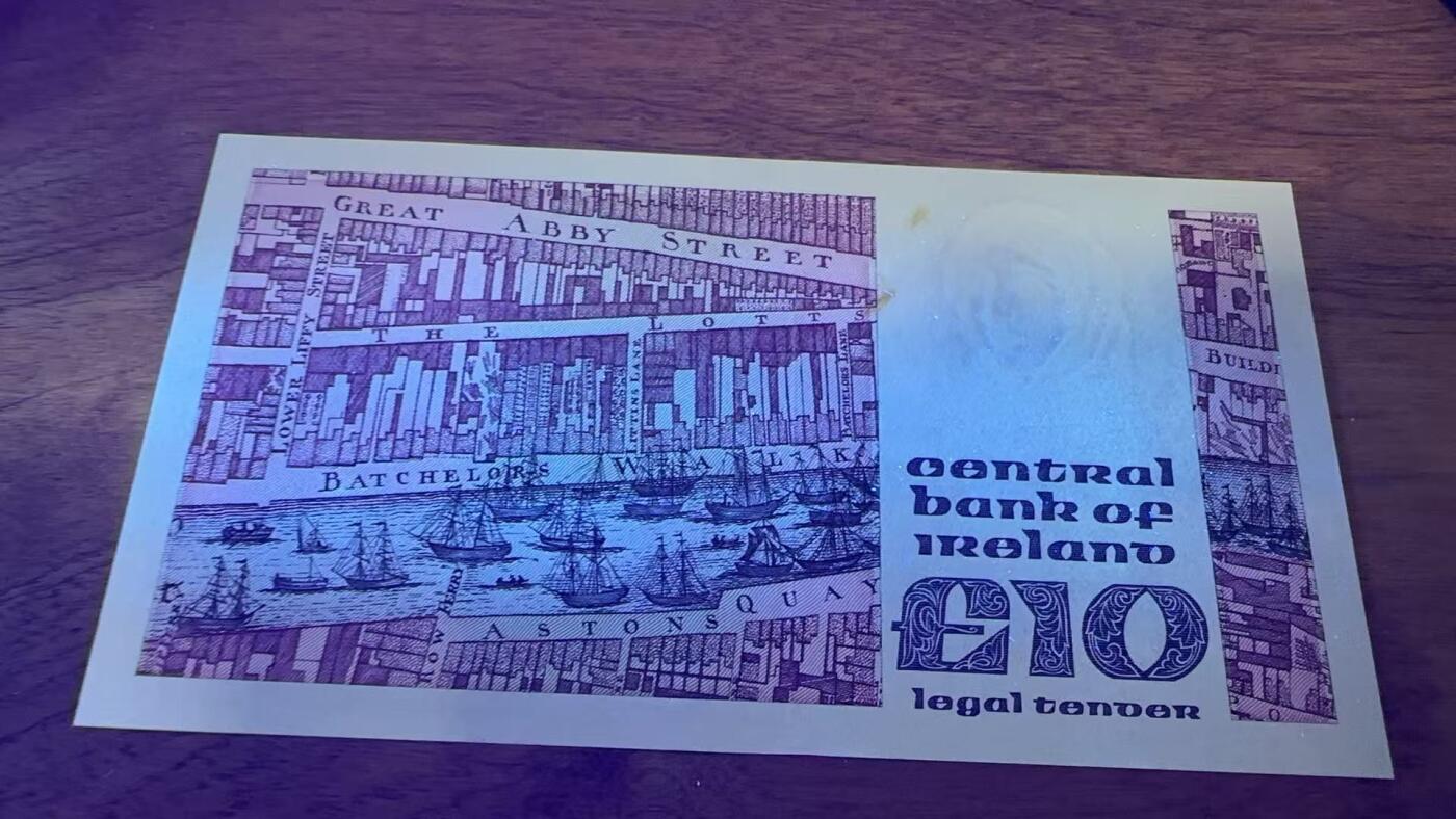 徐霞客拍卖首拍 爱尔兰 P-72c 1990年10镑 AIL309673	unc- 有黄		发行于20世纪90年代初期，是当时流通的法定货币。它融合了本土语言与历史人物肖像的设计，以17世纪学者为票面主体，兼具文化纪念与货币流通功能，见证了本土货币体系的延续与发展，是研究该地区金融文化与历史传承的实物佐证。其收藏价值源于存世量稀少