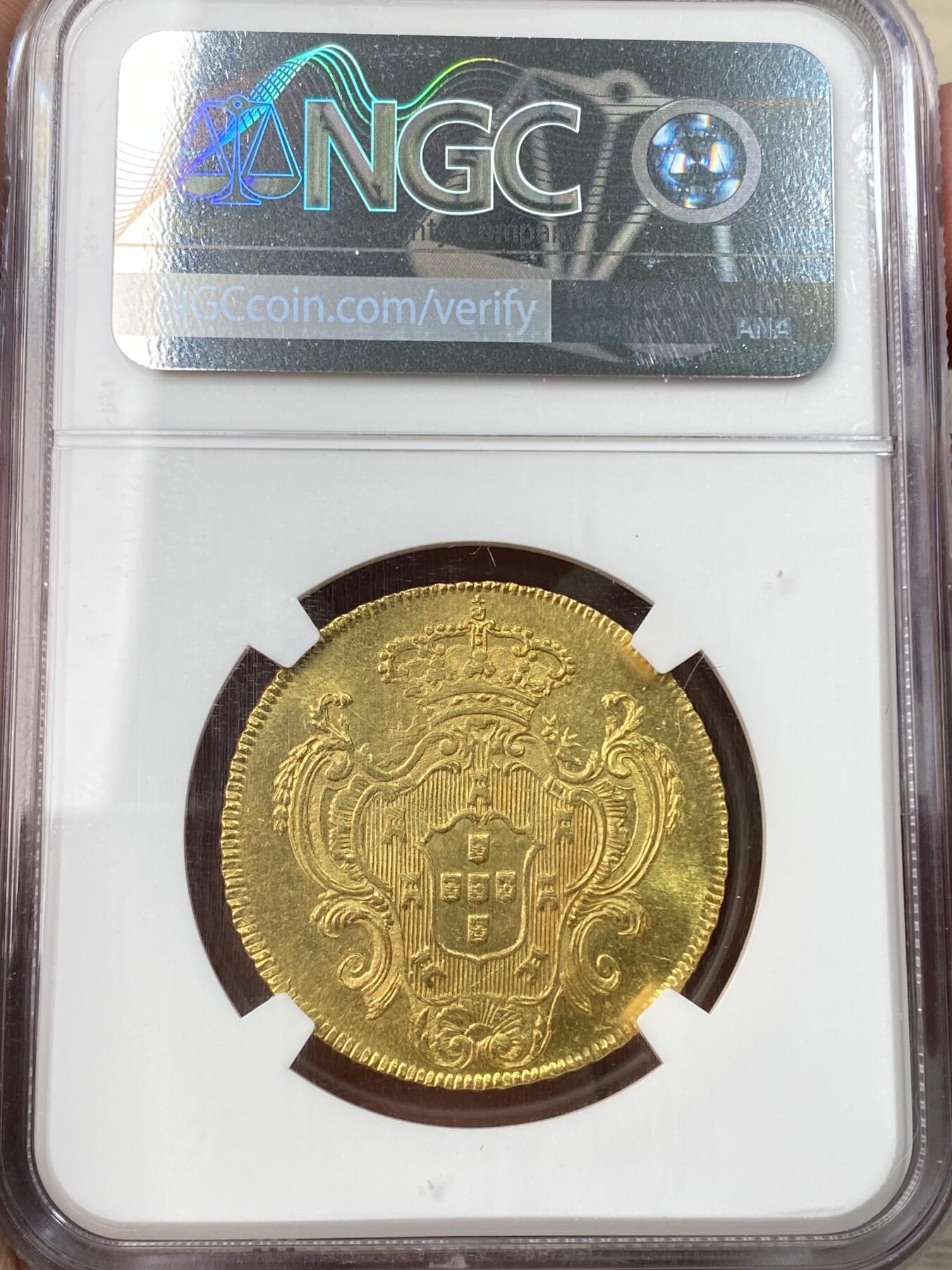 万国钱币拍卖第059期 NGC MS64 1804巴西女王玛利亚一世6400瑞斯金币 里约热内卢造币厂铸 玛利亚一世是巴西首位女王 晚年由于精神问题在1799年便将政务交给了儿子若昂六世 使其成为了摄政皇太子 不可多得的一枚高等级南美金币 NGC唯一冠军分 14.34g