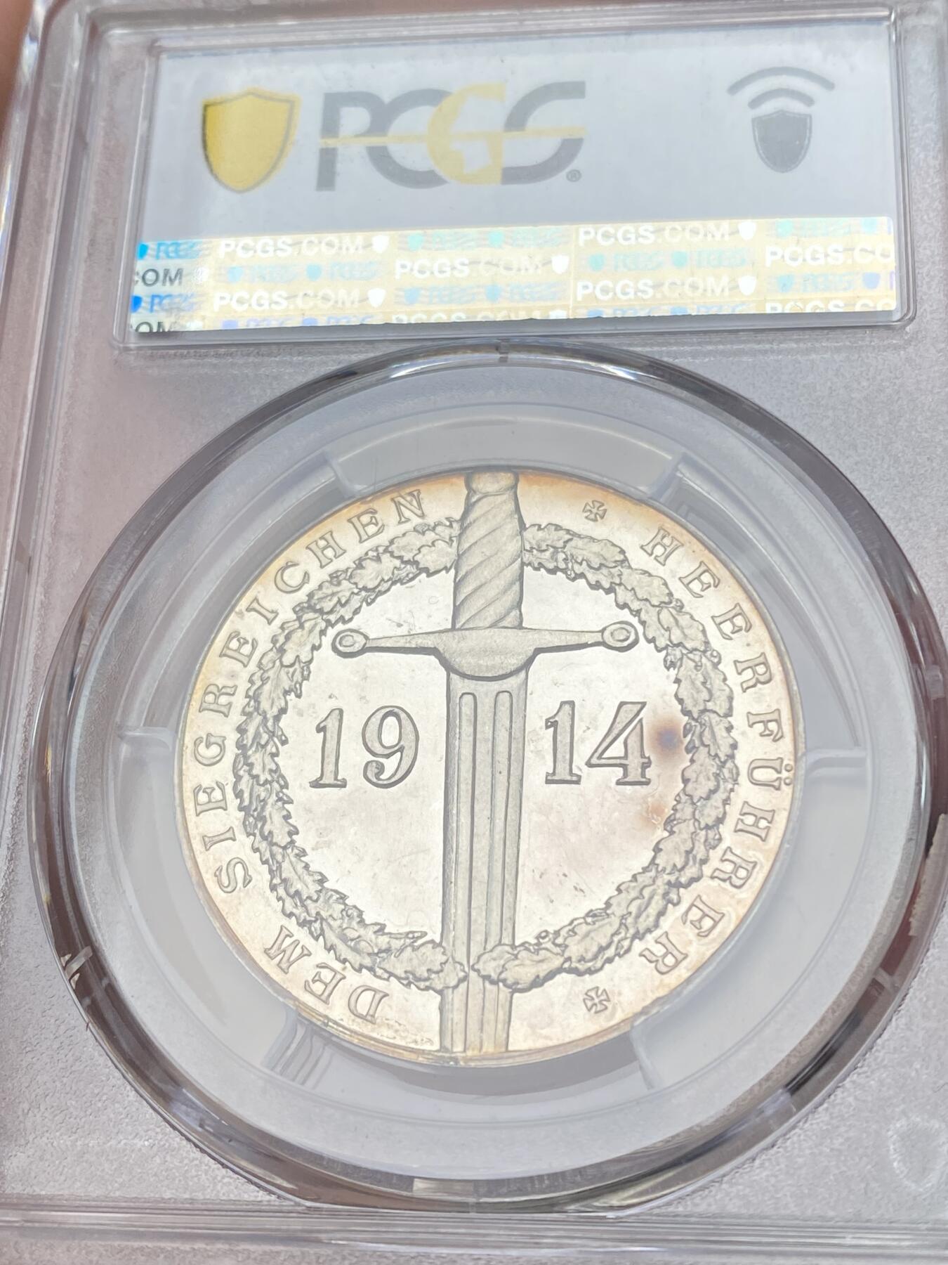 万国钱币拍卖第059期 PCGS SP63 1914年德国一战期间亚历山大·冯·克鲁克将军纪念银章 纽伦堡造币厂铸  双面极强的镜面喷砂质感 990超高银版；反面文字意为：献给胜利的陆军统帅 克鲁克将军是德国普鲁士军官，陆军上校将军，第一次世界大战爆发后，他被任命为德军第1集团军司令，赢得了蒙斯和勒卡托等战役的胜利