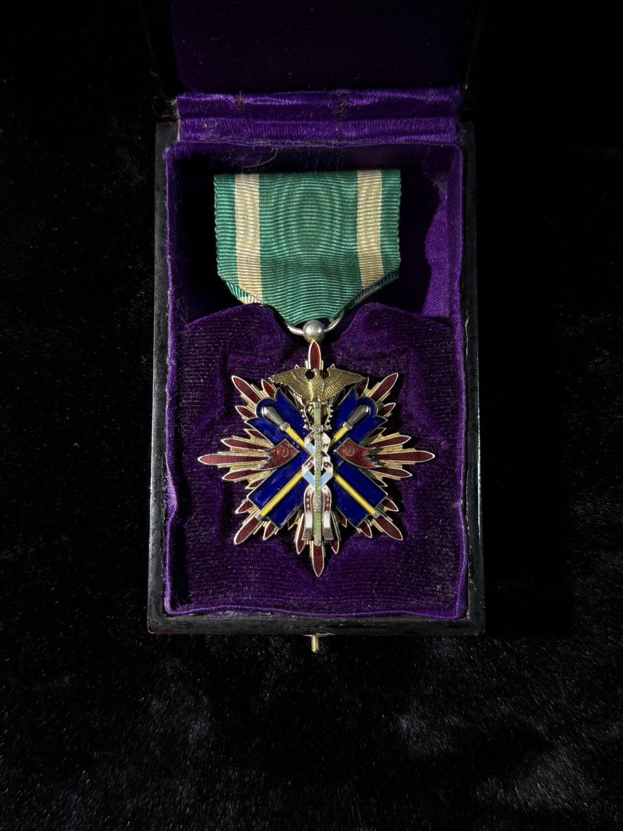 戎马世界章牌大赏第110期 功五级金鸱章，带盒，盒子连接处有损