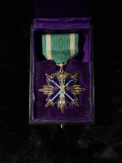 戎马世界章牌大赏第110期 - 功五级金鸱章，带盒，盒子连接处有损