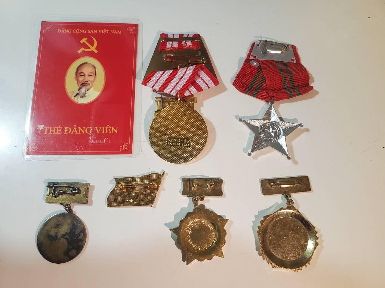 韵星假日拍卖第三十八期 -- Rimey Holidays Auction 38 越南越战老兵河内地区干部阮氏福（与上一组为夫妻，妻）全套 -- 带有党代会证 二级独立勋章（第三序列） 二级战功勋章 光荣在党五十年奖章（早期铜珐琅）河内五十年建设大会代表证章 首都建设 加强教育奖章 部分章带厂标 罕见完整一套且保存完好 