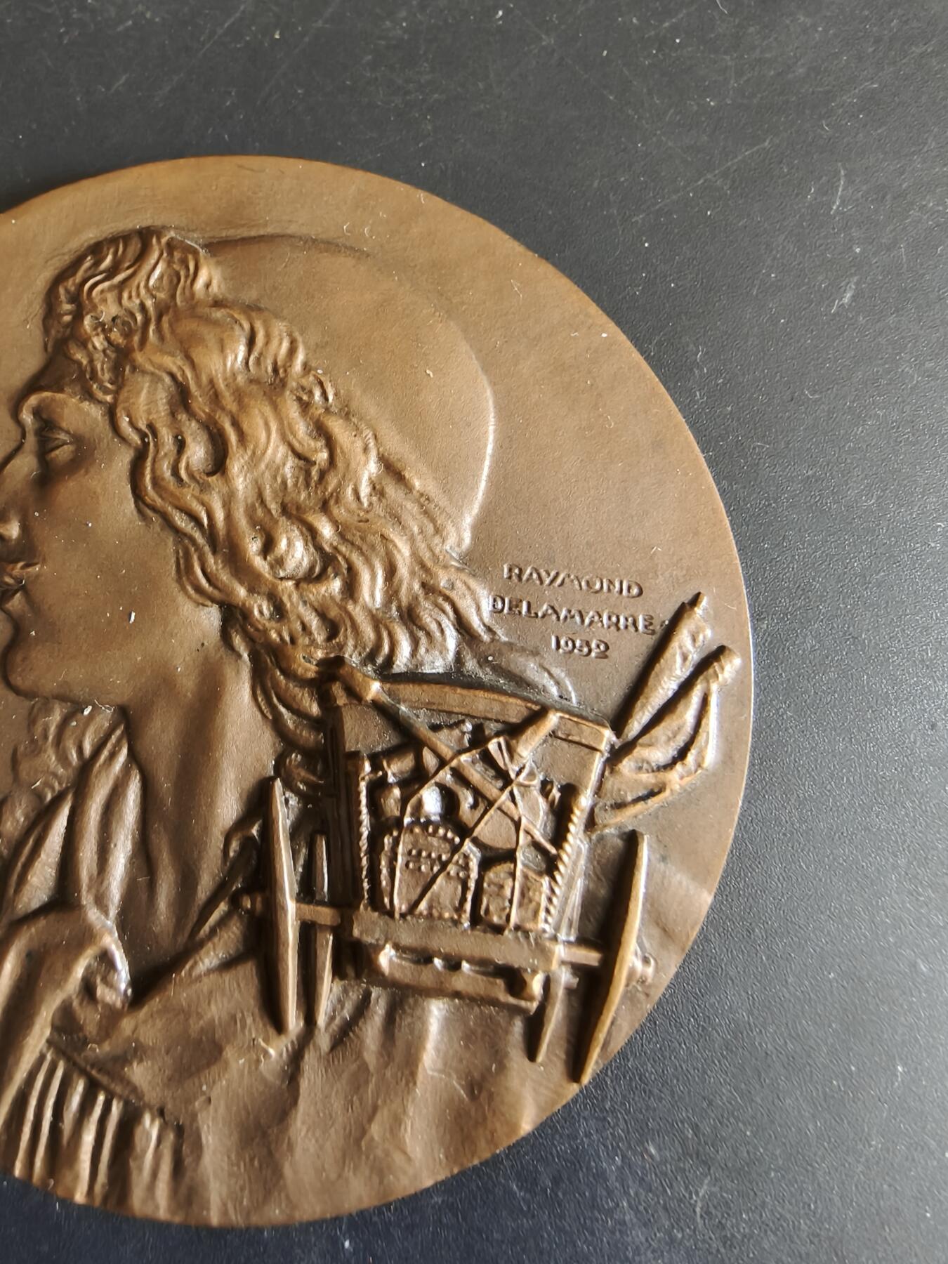 老王徽章第179期 法国维希市庆祝法国射击运动联合会成立50周年大铜章    直径68mm     重量156.5g