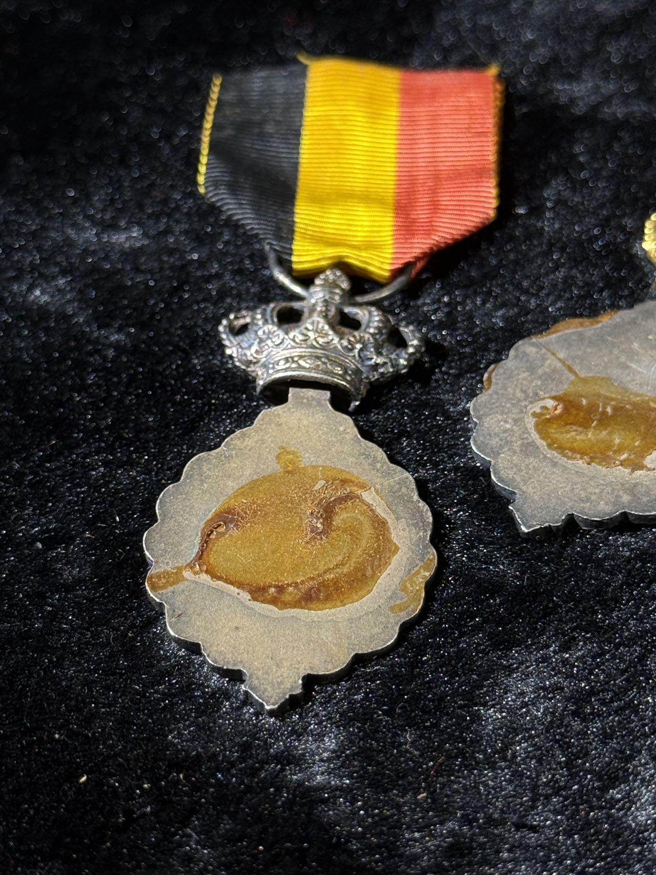 戎马世界章牌大赏第110期 比利时金级银级劳动奖章一组