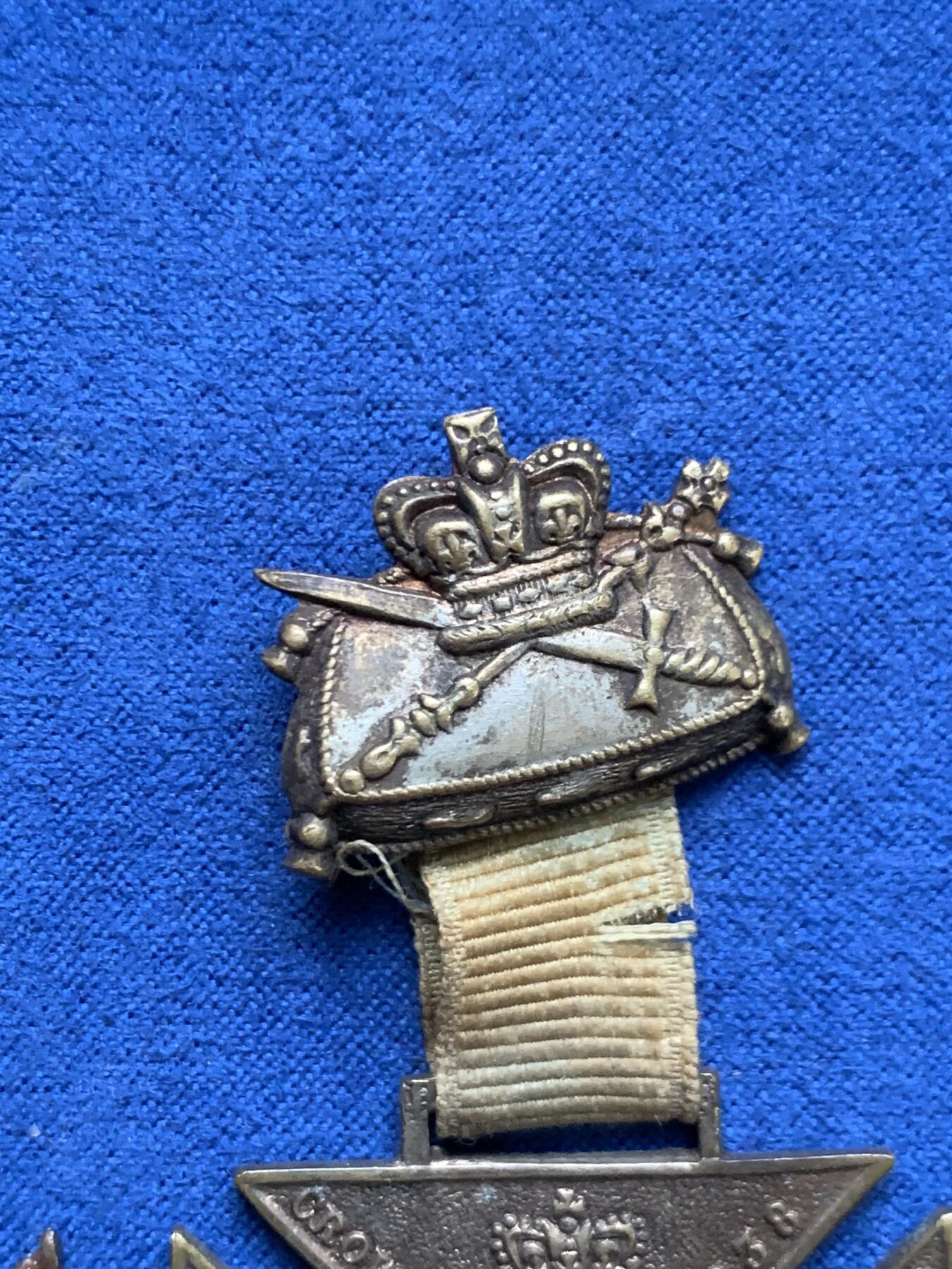 《竞宝斋》第461场 周日，周一，2场连拍 （全场包邮）欢迎送拍 两枚一组 英国1897年维多利亚女王登基60周年钻禧纪念章，马耳他十字型，少见款别，状态很好。总重25.8克 36.6mm