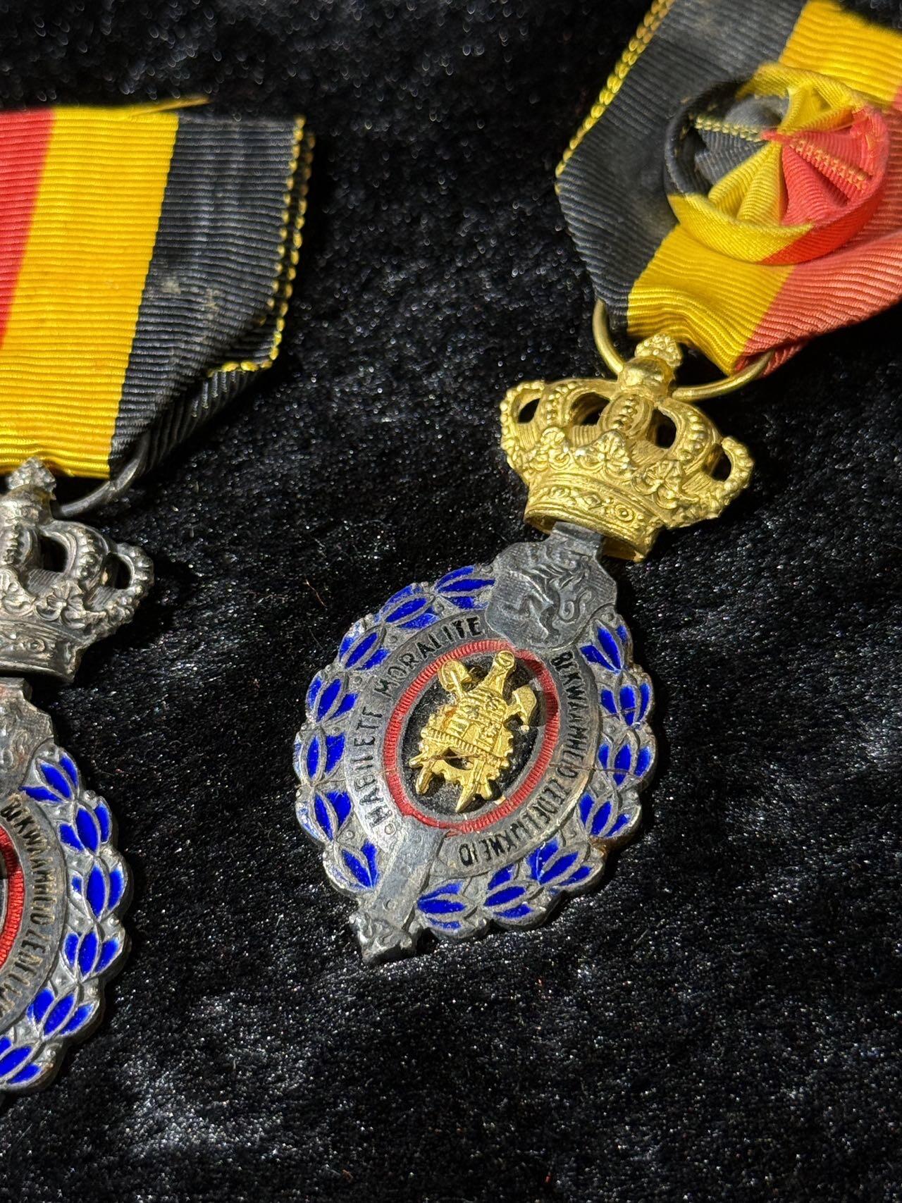 戎马世界章牌大赏第110期 比利时金级银级劳动奖章一组