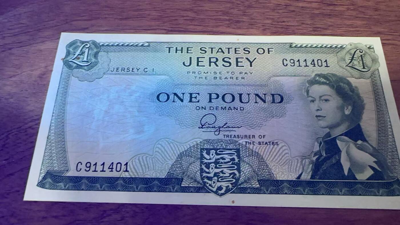 徐霞客拍卖首拍 泽西岛	P-8a 1963年1镑 C911401	品相如图		发行于20世纪中后期，是泽西岛当时流通的法定货币。它融合了英联邦货币风格与本土标识的设计，以君主肖像为核心元素，兼具流通功能与身份象征意义，见证了泽西岛货币体系的独立发展与英联邦金融关联，是研究该地区金融史与殖民文化传承的实物佐证。其收藏价值源于存世量稀少，是小众地域货币收藏中颇具辨识度的藏品。	