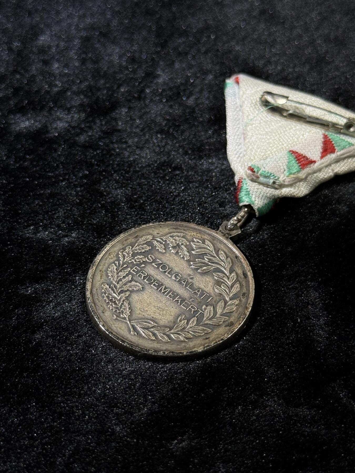 戎马世界章牌大赏第110期 匈牙利银级服役功勋奖章（老版本）