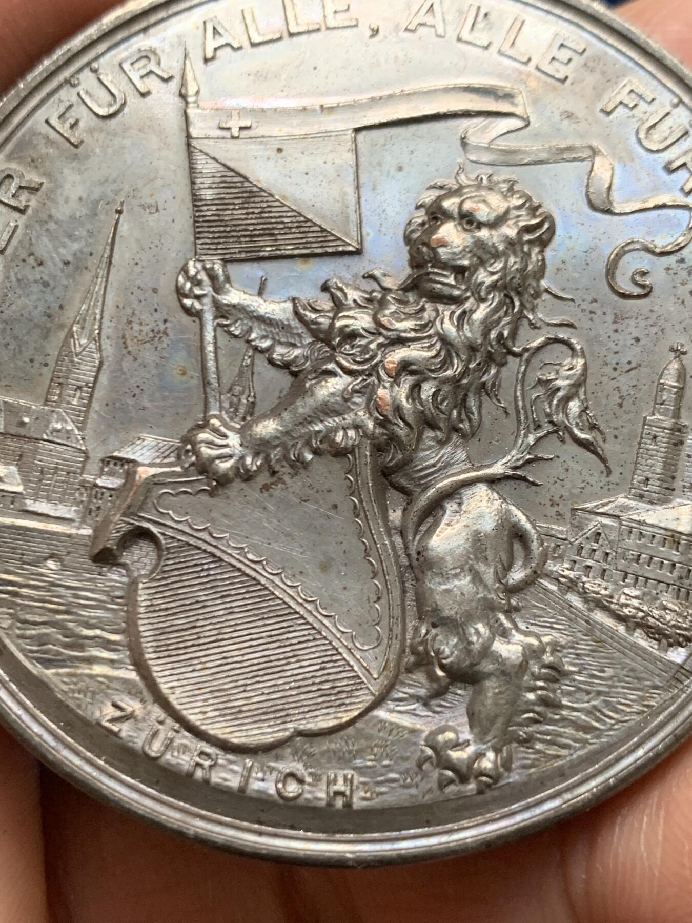 《竞宝斋》第461场 周日，周一，2场连拍 （全场包邮）欢迎送拍 瑞士国家博物馆纪念章，正面中央是其建筑群浮雕，背面为持瑞士国旗的雄狮，背景可见苏黎世城市景观，不多见的品种。50.9克，50mm