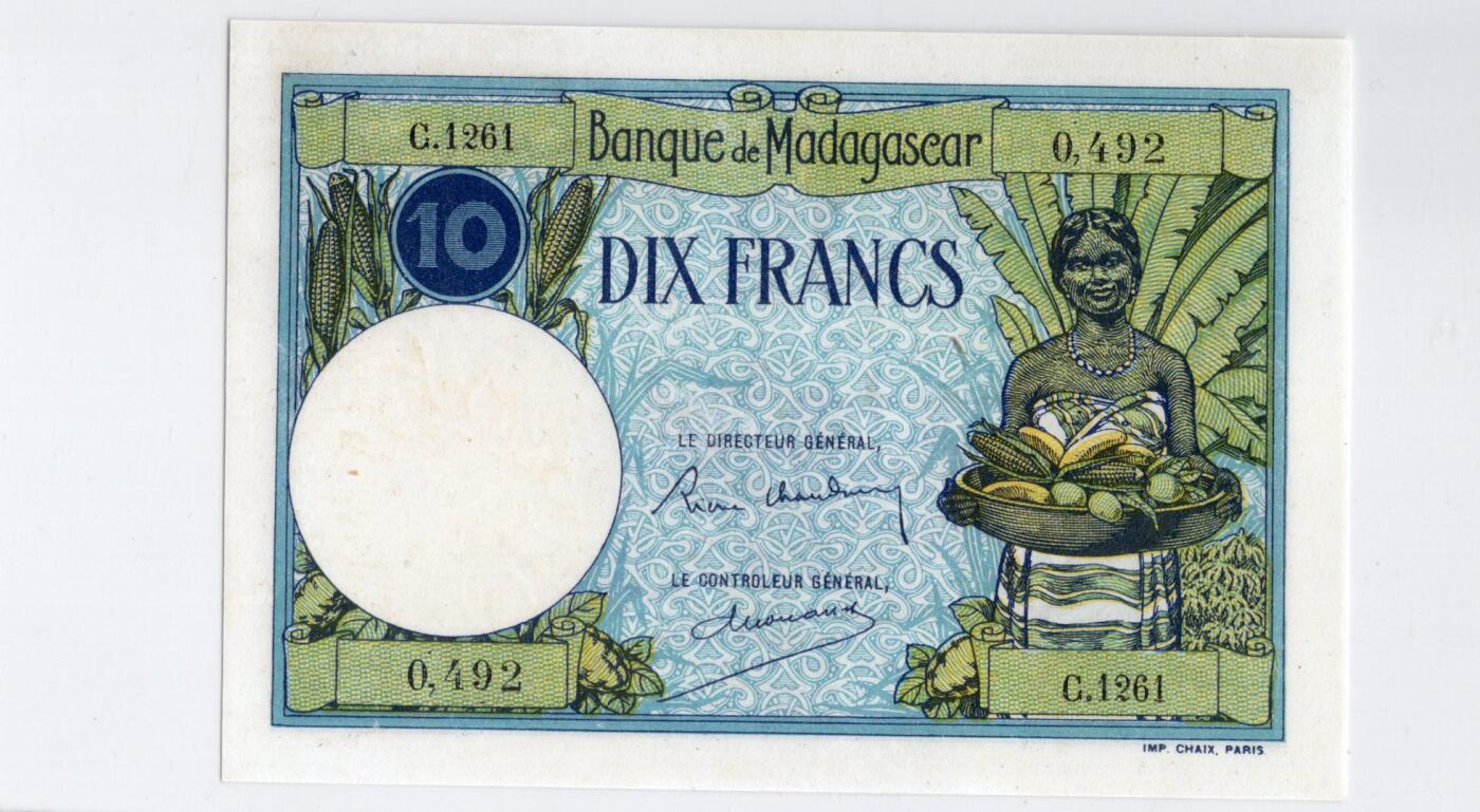 徐霞客拍卖首拍 马达加斯加	P-36 1937年10法郎	C.1261 0492	au		发行于殖民至独立过渡阶段，是当时流通的法定货币。它融合了殖民风格与本土文化的设计，以当地农耕形象为核心纹饰，兼具实用与文化象征意义，见证了货币体系从殖民管控向自主发行的演变，是研究该地区金融转型与社会风貌的实物佐证。其收藏价值源于存世量稀少，兼具历史研究价值与稀缺性