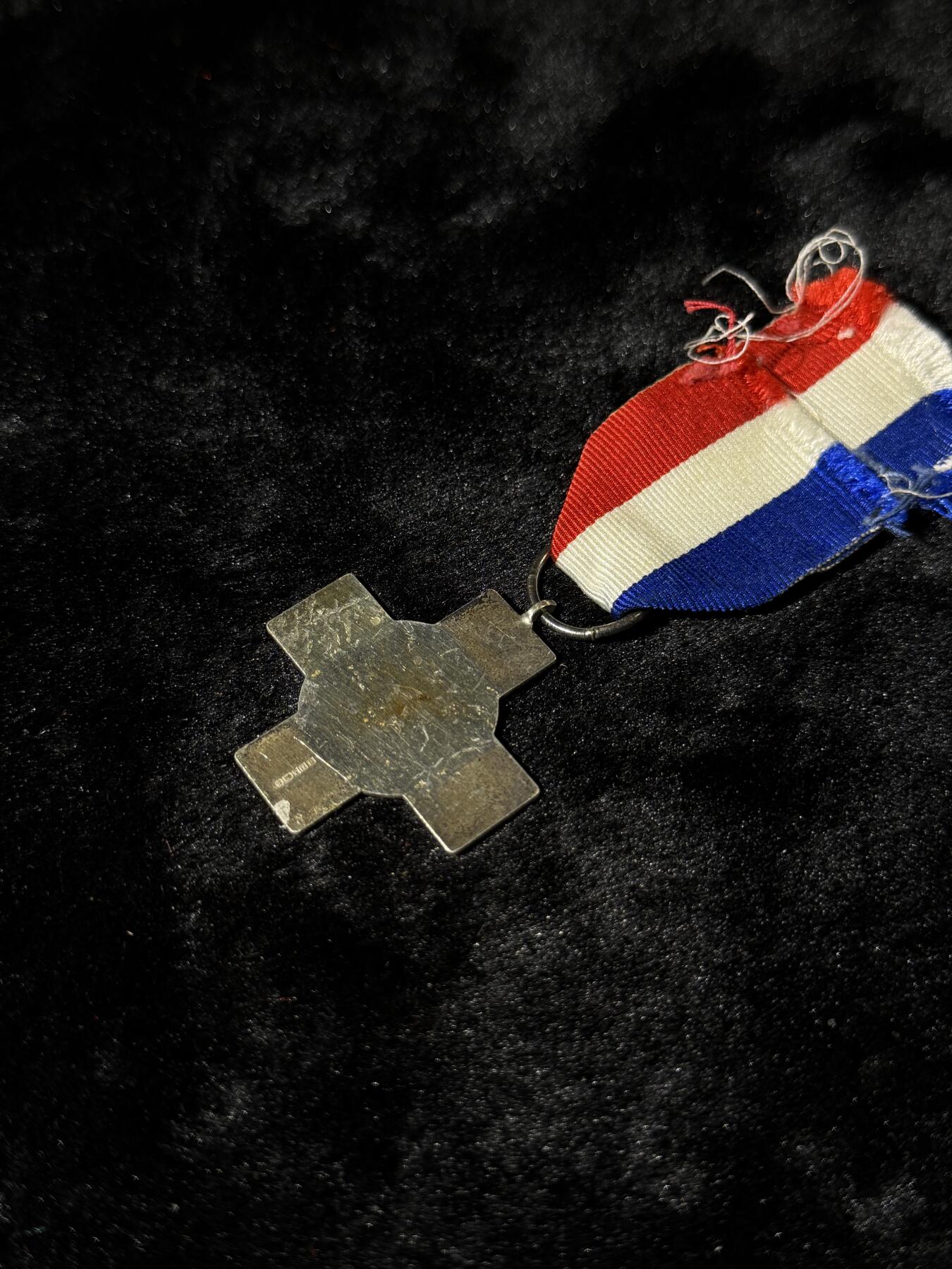 戎马世界章牌大赏第110期 英国常规服役十字奖章，银质带银标，重约15.9g