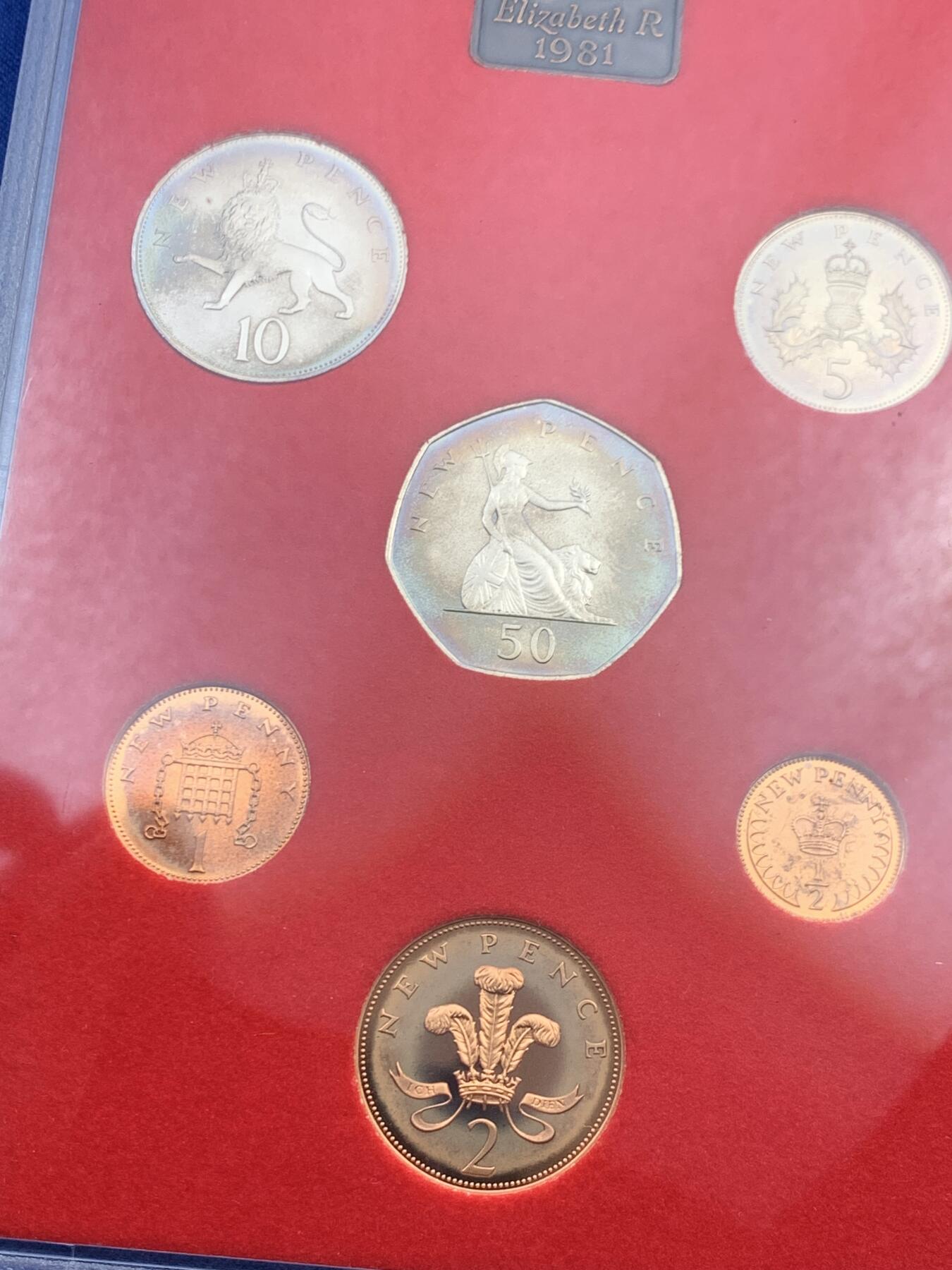 《竞宝斋》第461场 周日，周一，2场连拍 （全场包邮）欢迎送拍 英国1981年精制套币 礼品原装6枚币和1枚章