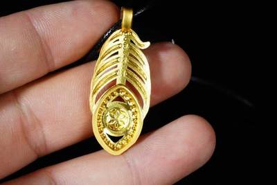 上海都达杂项专场八（全场包邮）   天然镀金一叶知秋嵌和田玉蛋面挂件 附鉴定证书87-346