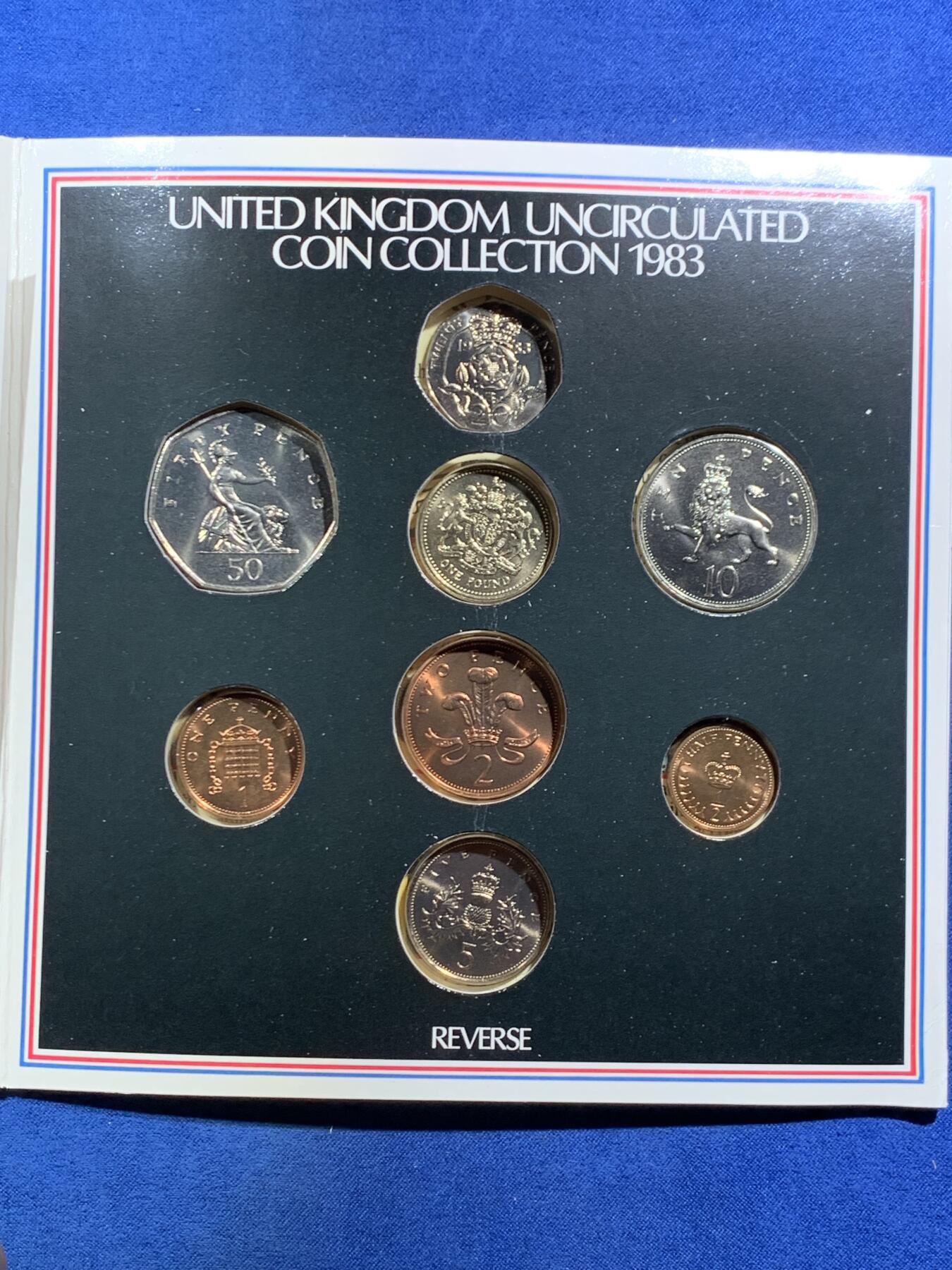 《竞宝斋》第461场 周日，周一，2场连拍 （全场包邮）欢迎送拍 英国1983年精制套币册 新1镑发行首年 精美纹章盾徽漂亮 1/2便士的最后几年 册证齐全