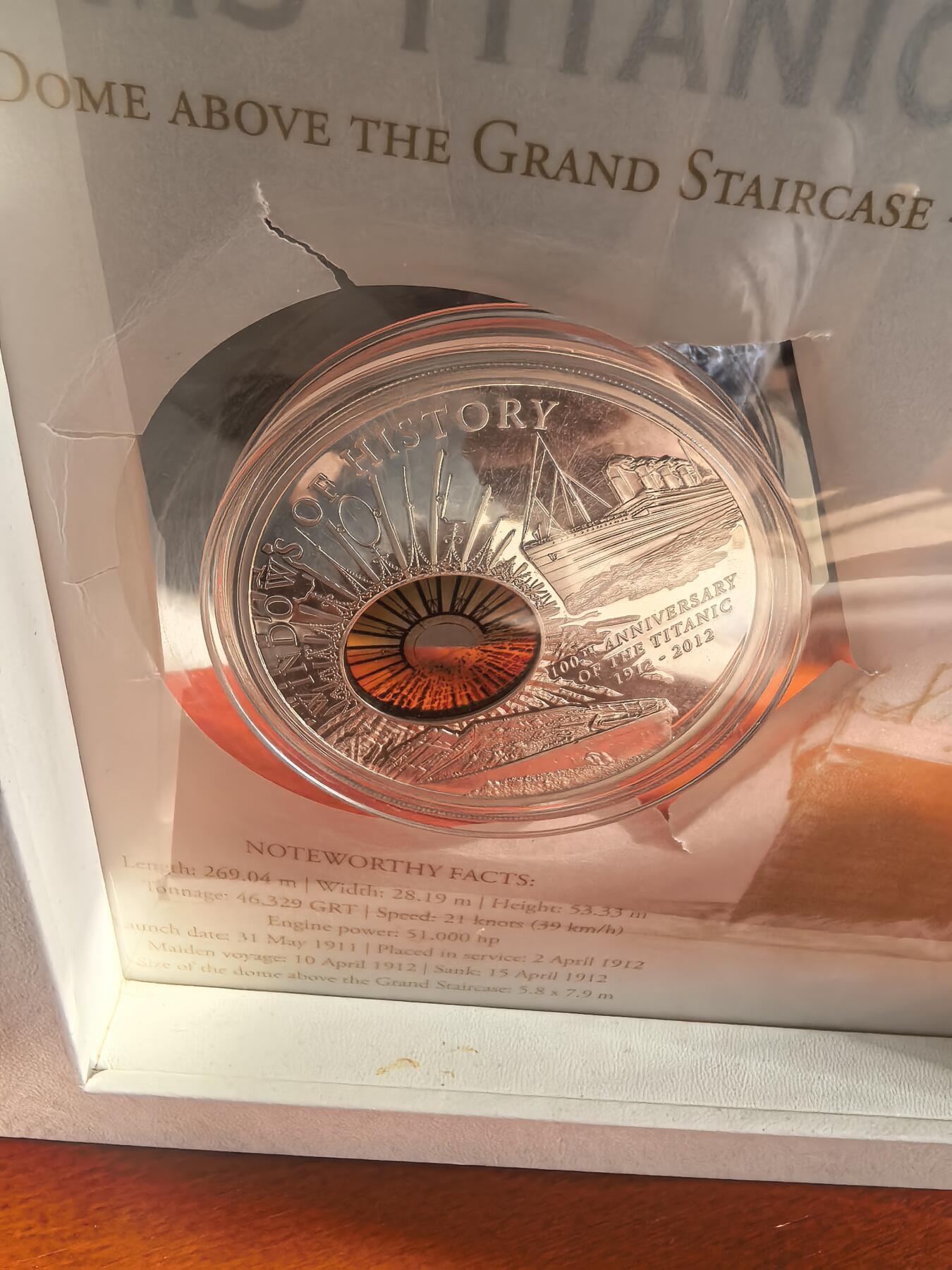 长老汇蛇年精选第九十六场拍卖 2012库克群岛历史之窗之泰坦尼克号10元镶嵌彩色玻璃类精制银币，50克925银，盒证全，1912枚