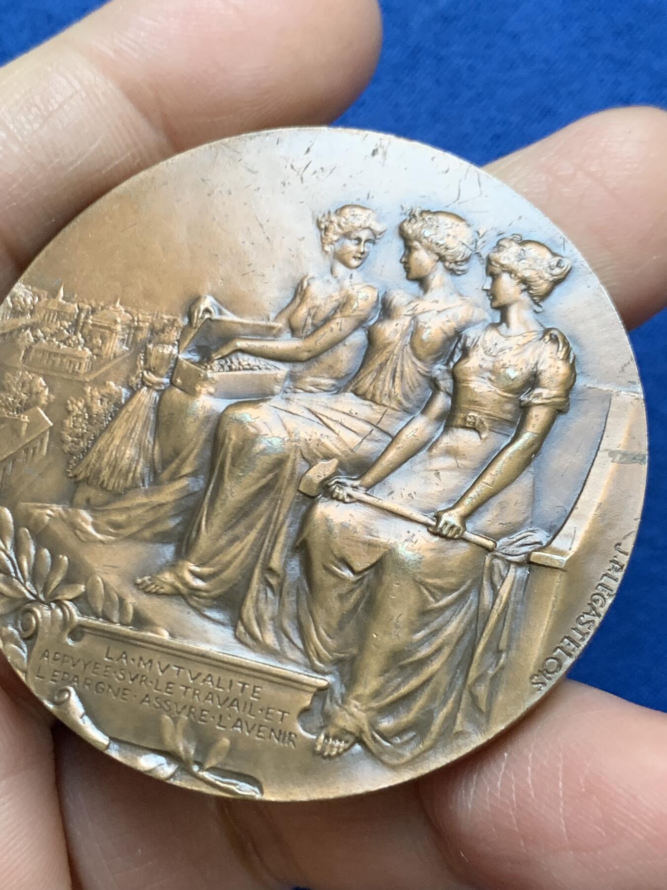 《竞宝斋》第461场 周日，周一，2场连拍 （全场包邮）欢迎送拍 法国互助保险机构五十周年纪念铜章，三位古典女性形象，整体构图体现