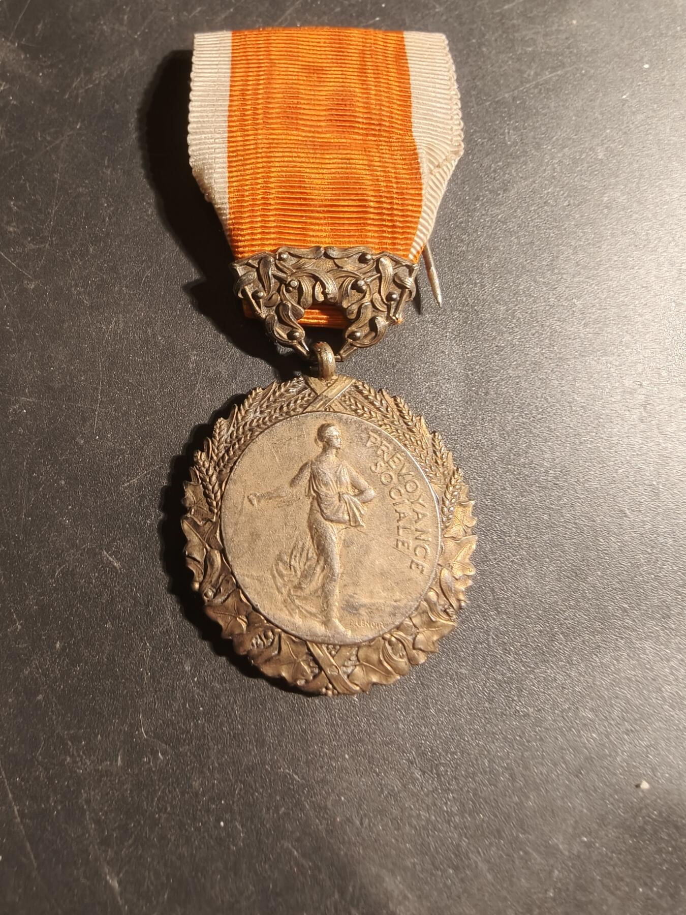 老王徽章第179期 法国金级卫生、援助和社会保障部奖章    950银镀金    25.9g