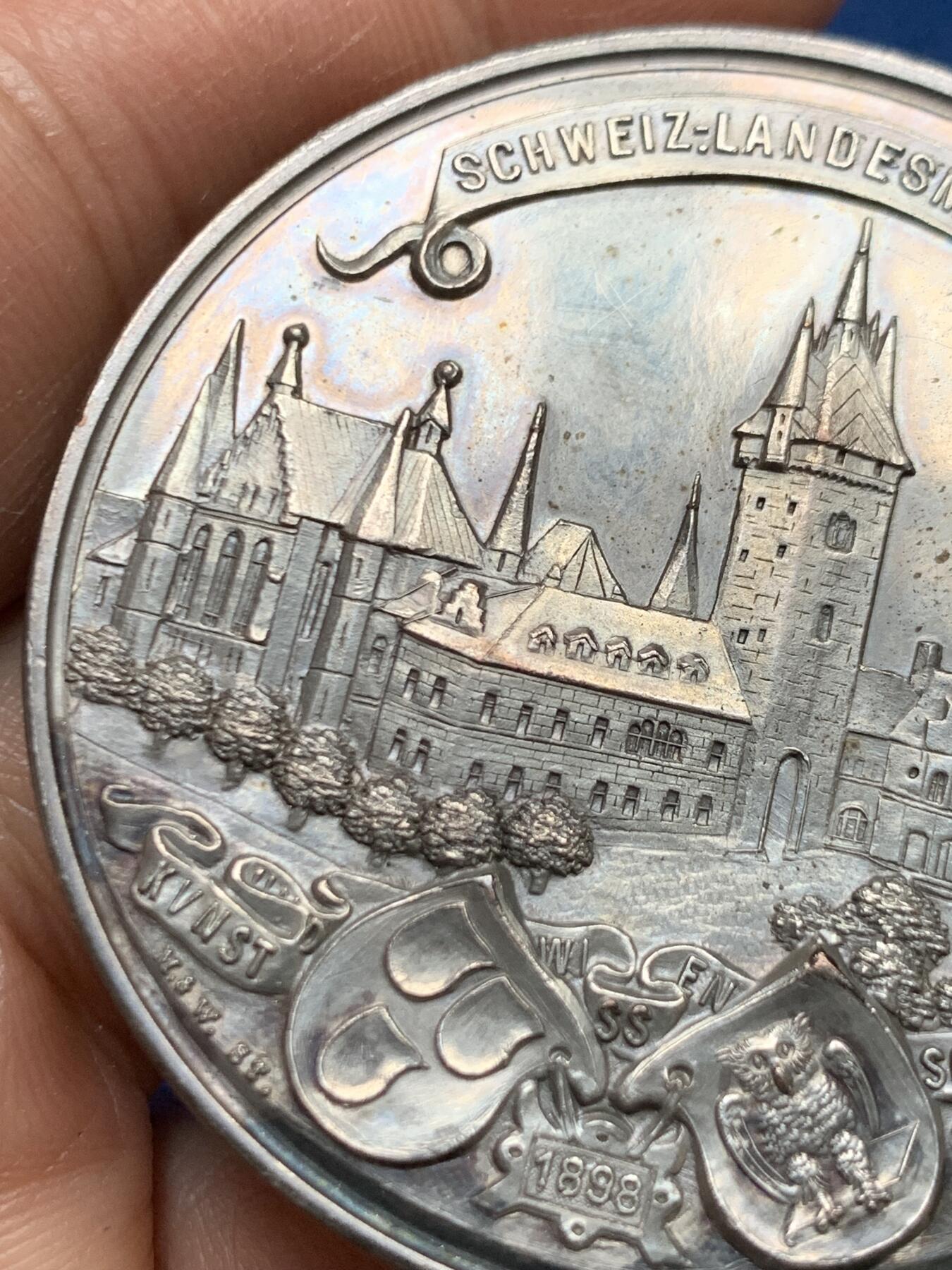 《竞宝斋》第461场 周日，周一，2场连拍 （全场包邮）欢迎送拍 瑞士国家博物馆纪念章，正面中央是其建筑群浮雕，背面为持瑞士国旗的雄狮，背景可见苏黎世城市景观，不多见的品种。50.9克，50mm