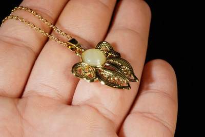 上海都达杂项专场八（全场包邮）   天然镀金蝴蝶结嵌和田玉蛋面挂件 附鉴定证书87-336