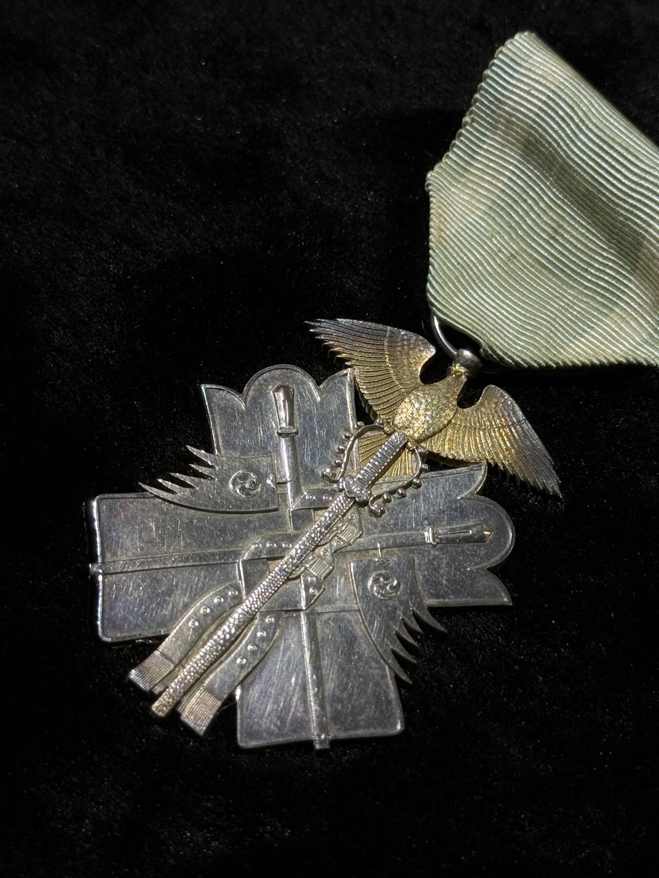 戎马世界章牌大赏第110期 功七级金鸱章，盒子为六级