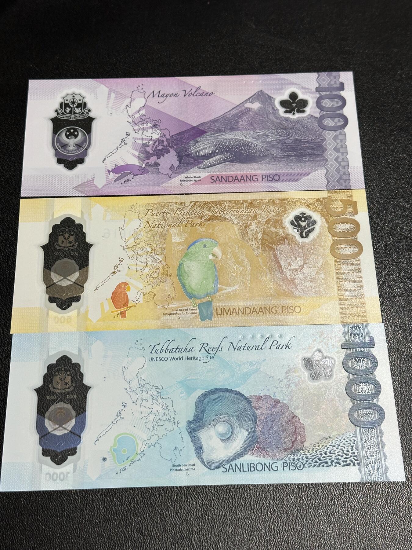 《外钞收藏家》第六百零五期（精选场）（本平台长期征集拍品、欢迎藏友们联系合作） 菲律宾最新版塑料钞100、500、1000比索 3张一起 全新UNC 两张是靓号