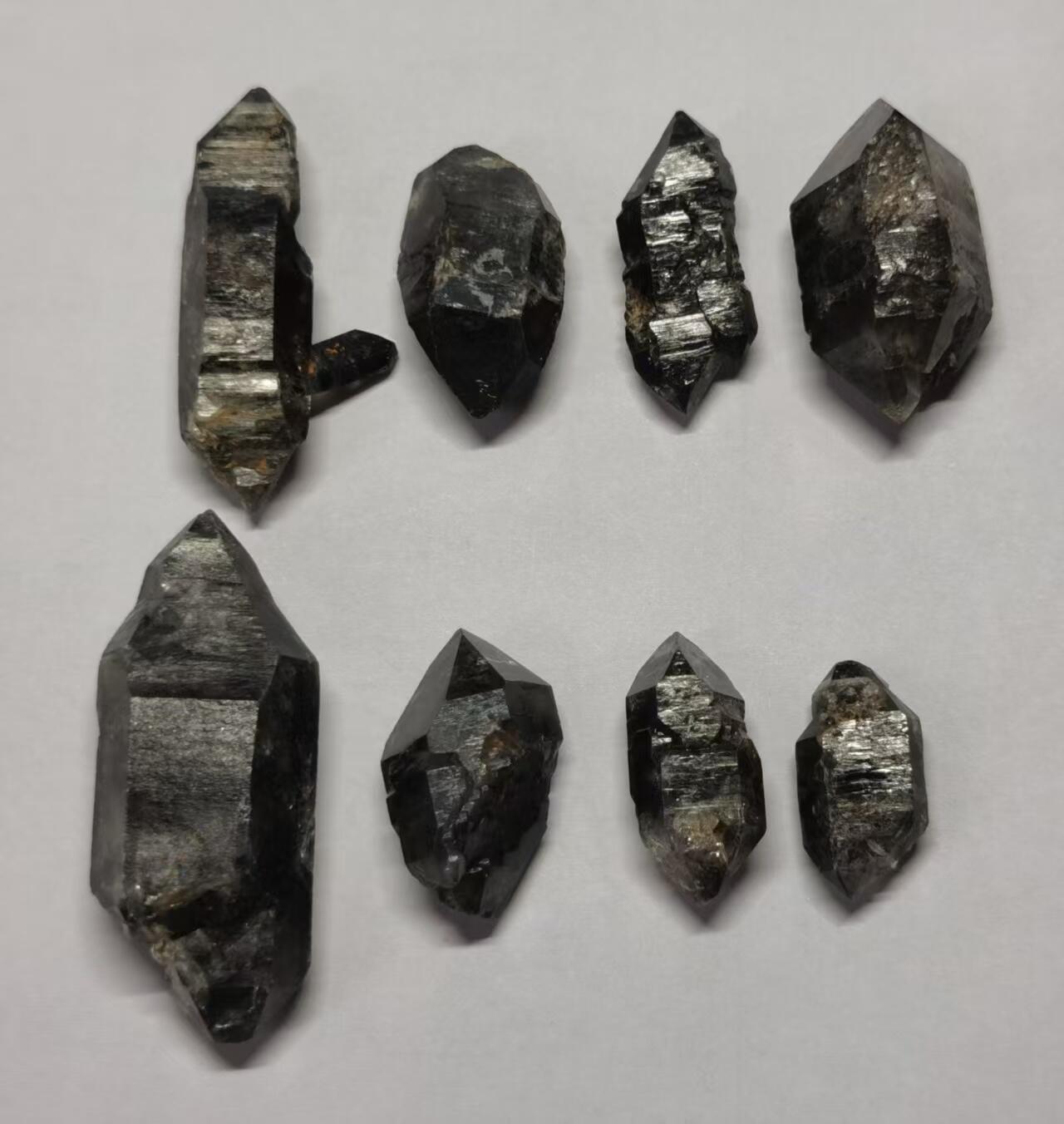 七河·世界币章矿标杂件每周小拍（总第35期）（本场周二结标） 藏家出品 X724（7） 暗色系云贵闪灵水晶原石，一组 8 件 本件拍品由合作藏家邮寄