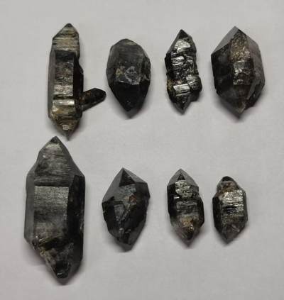 七河·世界币章矿标杂件每周小拍（总第35期）（本场周二结标） - 藏家出品 X724（7） 暗色系云贵闪灵水晶原石，一组 8 件 本件拍品由合作藏家邮寄