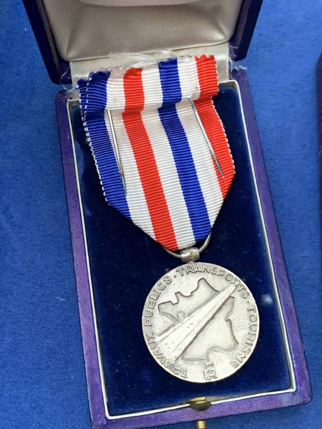 《竞宝斋》第461场 周日，周一，2场连拍 （全场包邮）欢迎送拍 两枚一组 法国功勋章 带盒 细节见图