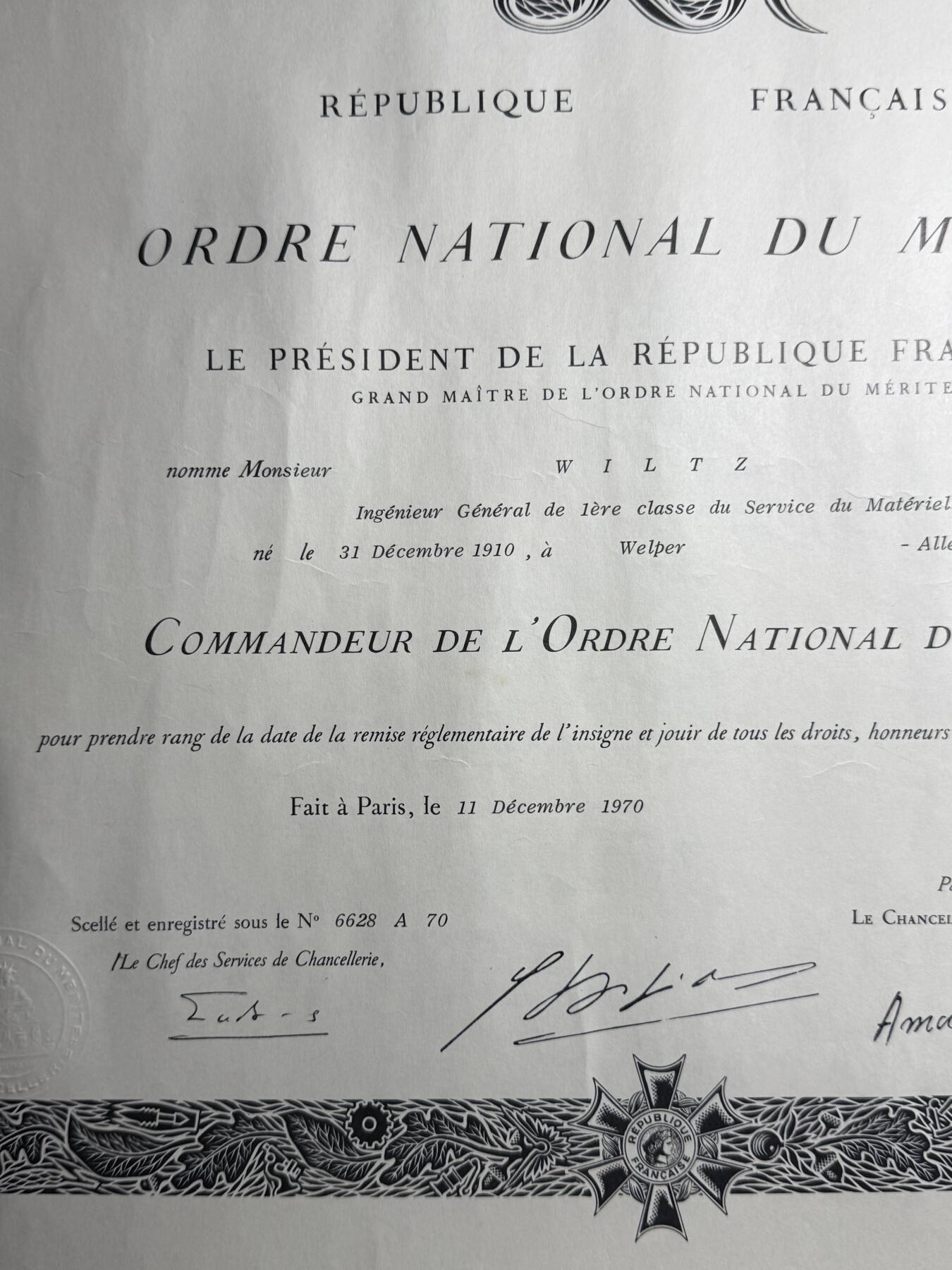 戎马世界章牌大赏第110期 法国指挥官级国家功绩勋章证书，授予德国裔法国将军（一级总工程师）Wiltz Auguste，他在二战开始时被德军击败被俘虏，随即作为德国裔法国人被俘虏回德国关押直至战争结束，战后职务一路高升，从事汽车运输相关研发