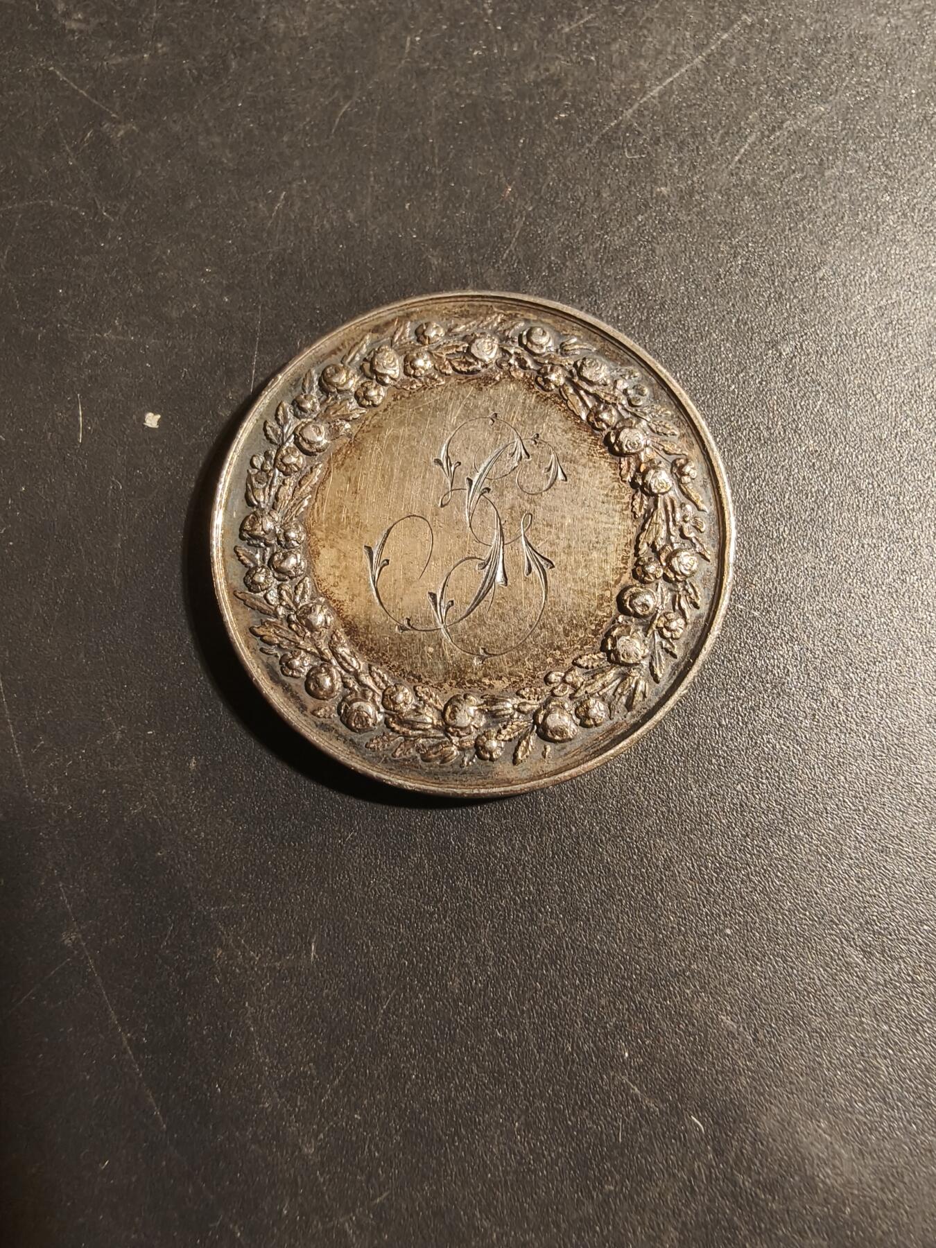 老王徽章第179期 法国银婚章    950银蜜蜂银标    带边铭背铭     1872年实授    直径30mm    重量11.8g