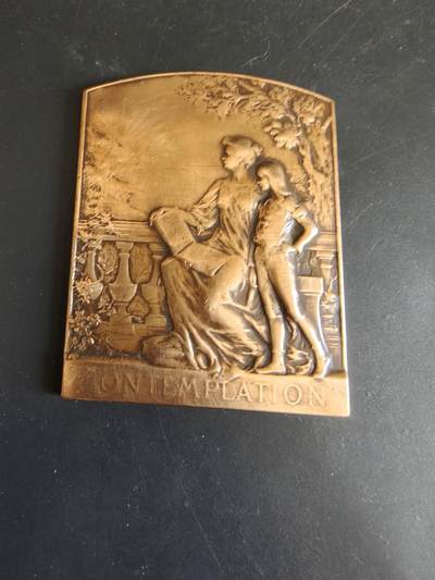 老王徽章第179期 - 法国“冥想”主题方形大铜章     Aug. Maillard作品    尺寸70×56mm      重量94.8g