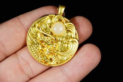 上海都达杂项专场八（全场包邮）   天然镀金龙行天下嵌和田玉蛋面挂件 附鉴定证书87-353