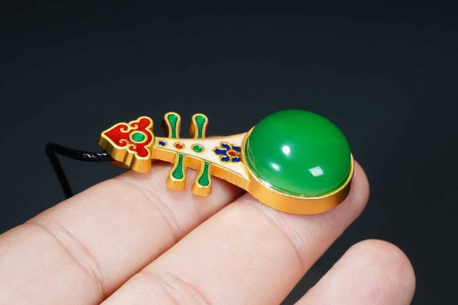 上海都达杂项专场八（全场包邮）   天然镀金琵琶琴嵌绿玛瑙蛋面挂件 附鉴定证书87-358