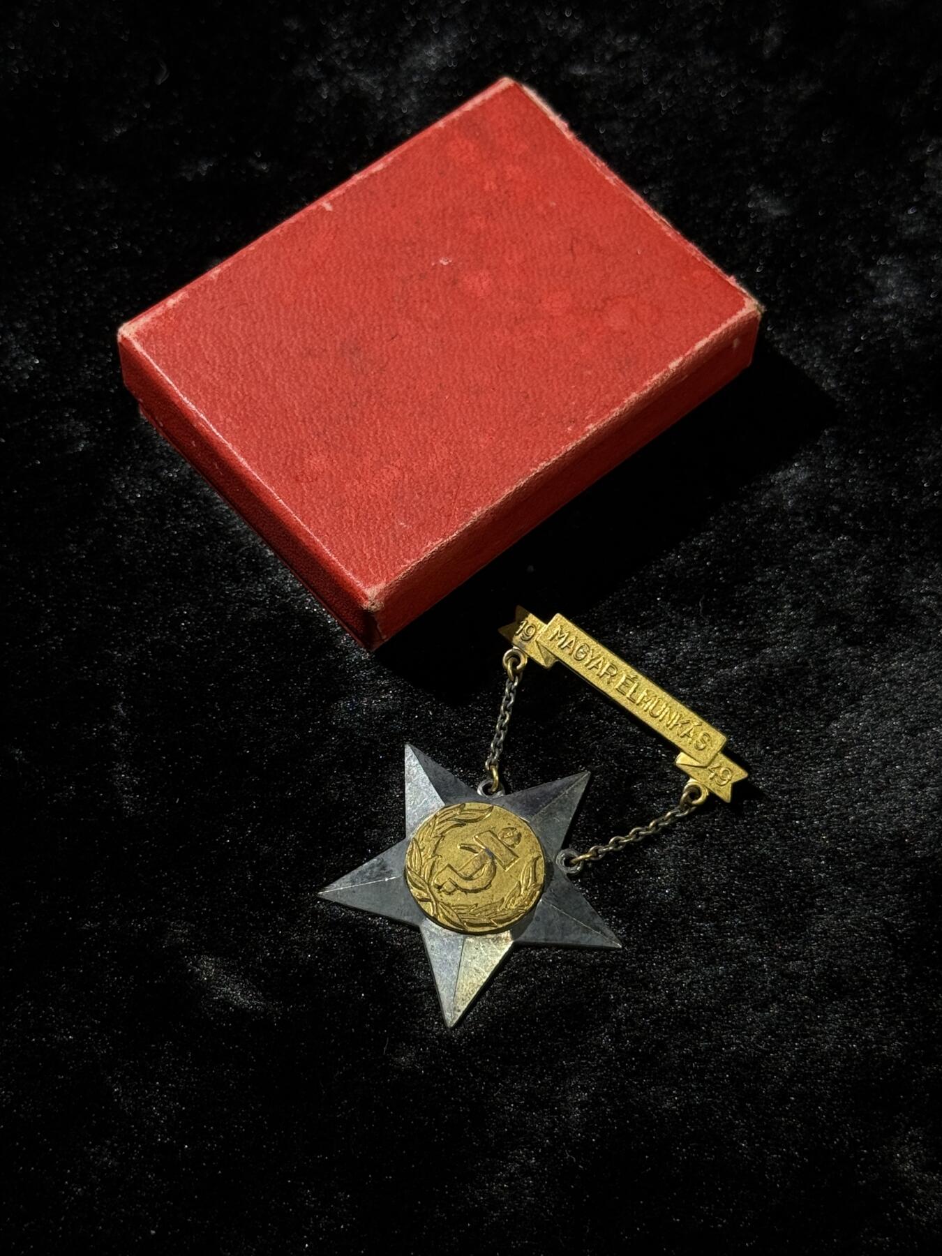 戎马世界章牌大赏第110期 匈牙利精英工人奖章带刻号，镀银1949年设立，国内罕见