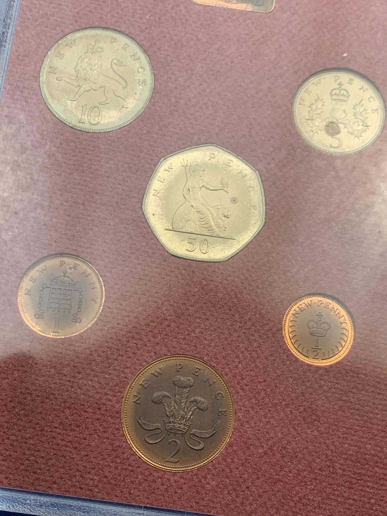 《竞宝斋》第461场 周日，周一，2场连拍 （全场包邮）欢迎送拍 英国1979年精制套币 礼品原装6枚币和1枚章