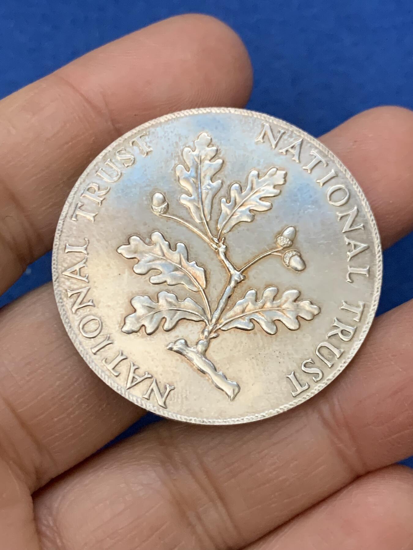 《竞宝斋》第461场 周日，周一，2场连拍 （全场包邮）欢迎送拍 英国1970年国家信托认证银质纪念章，皇家造币厂制，侧银标，人名，原盒少见。25.35克，39.2mm。