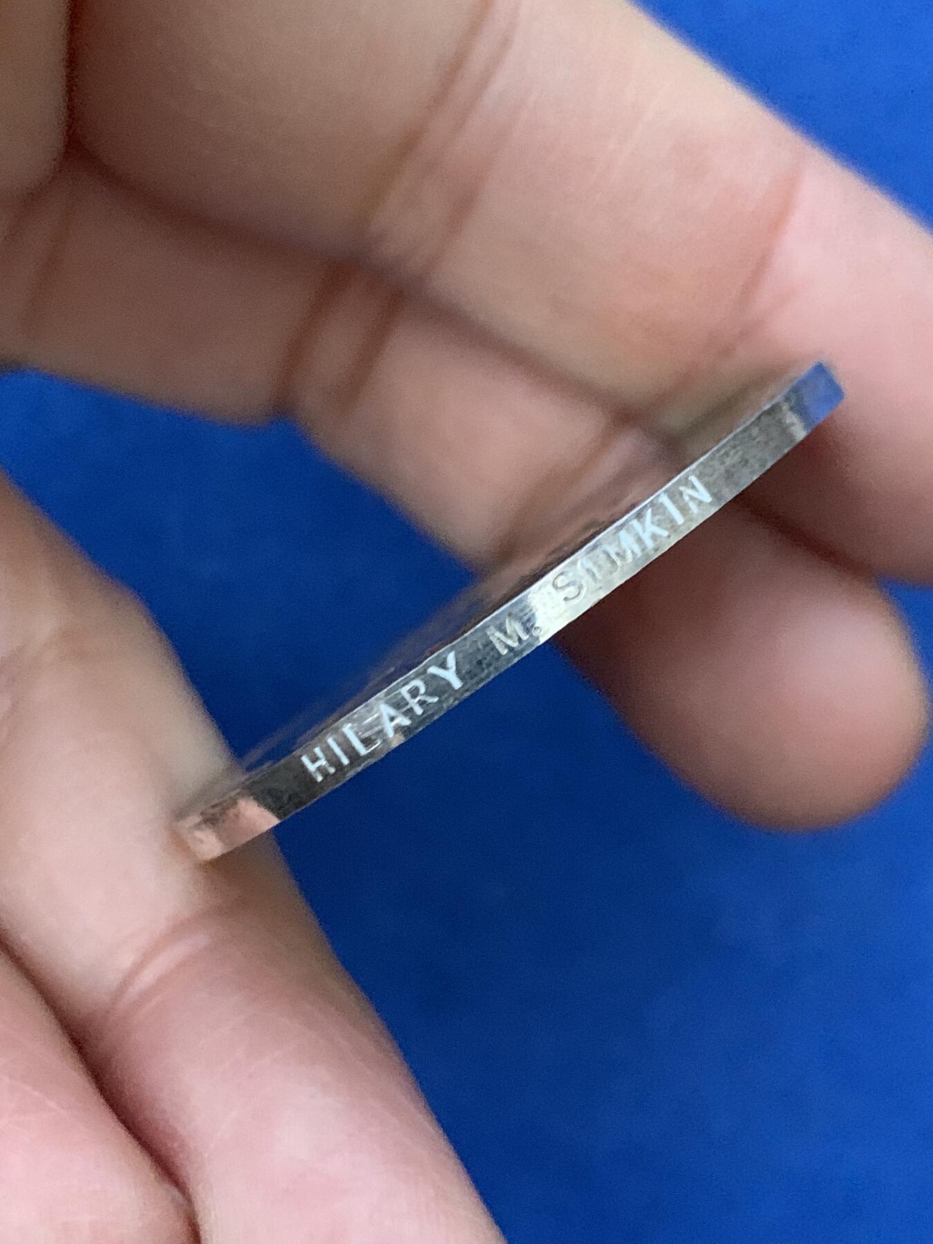 《竞宝斋》第461场 周日，周一，2场连拍 （全场包邮）欢迎送拍 英国1970年国家信托认证银质纪念章，皇家造币厂制，侧银标，人名，原盒少见。25.35克，39.2mm。