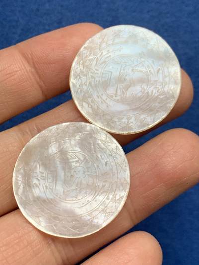 《竞宝斋》第461场 周日，周一，2场连拍 （全场包邮）欢迎送拍 - 两个一组 英国回流 清螺钿贝母筹码，圆型，珠光水润，人物故事精雕