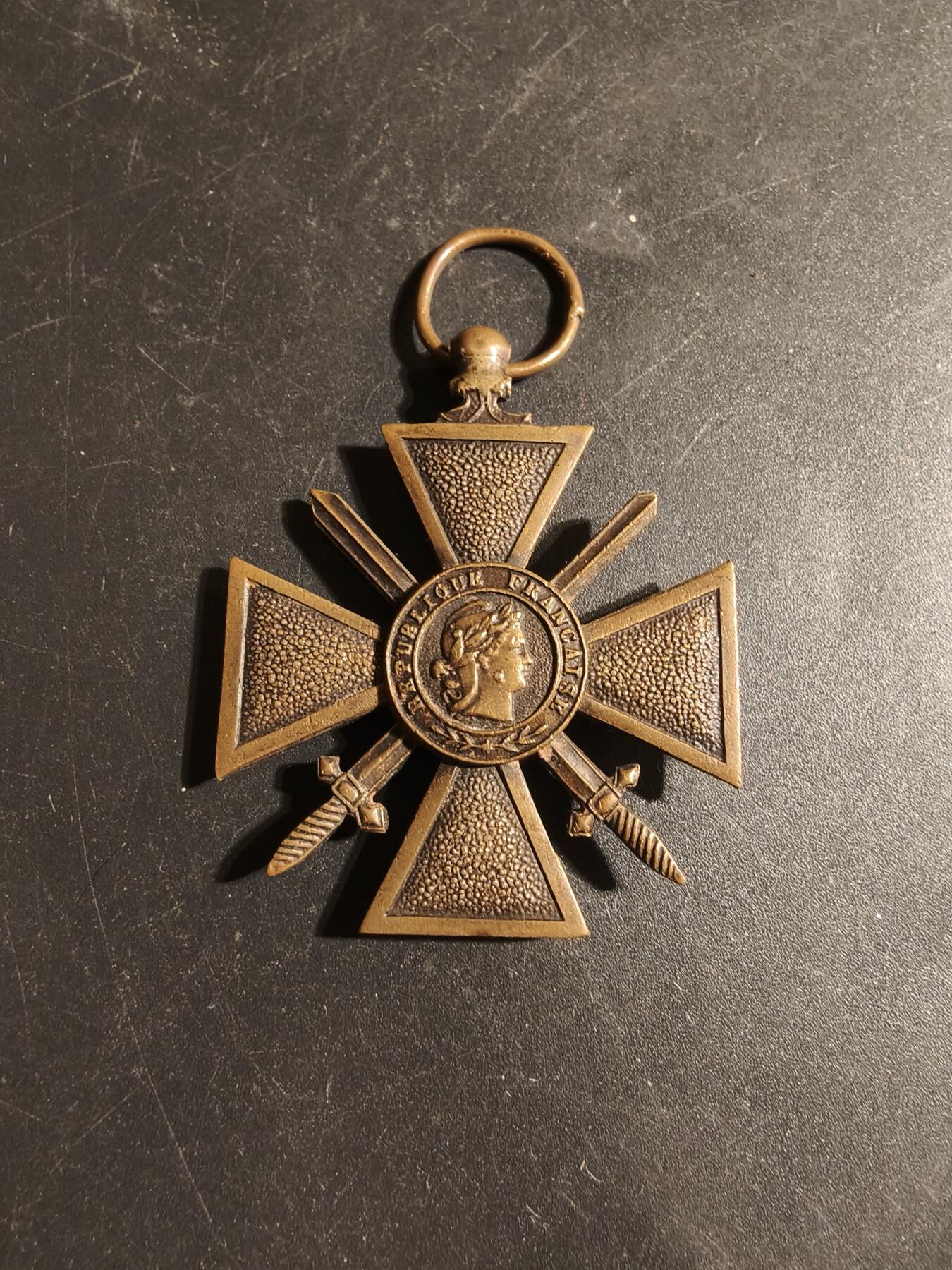 老王徽章第179期 法国海外行动版战争十字奖章    无绶带