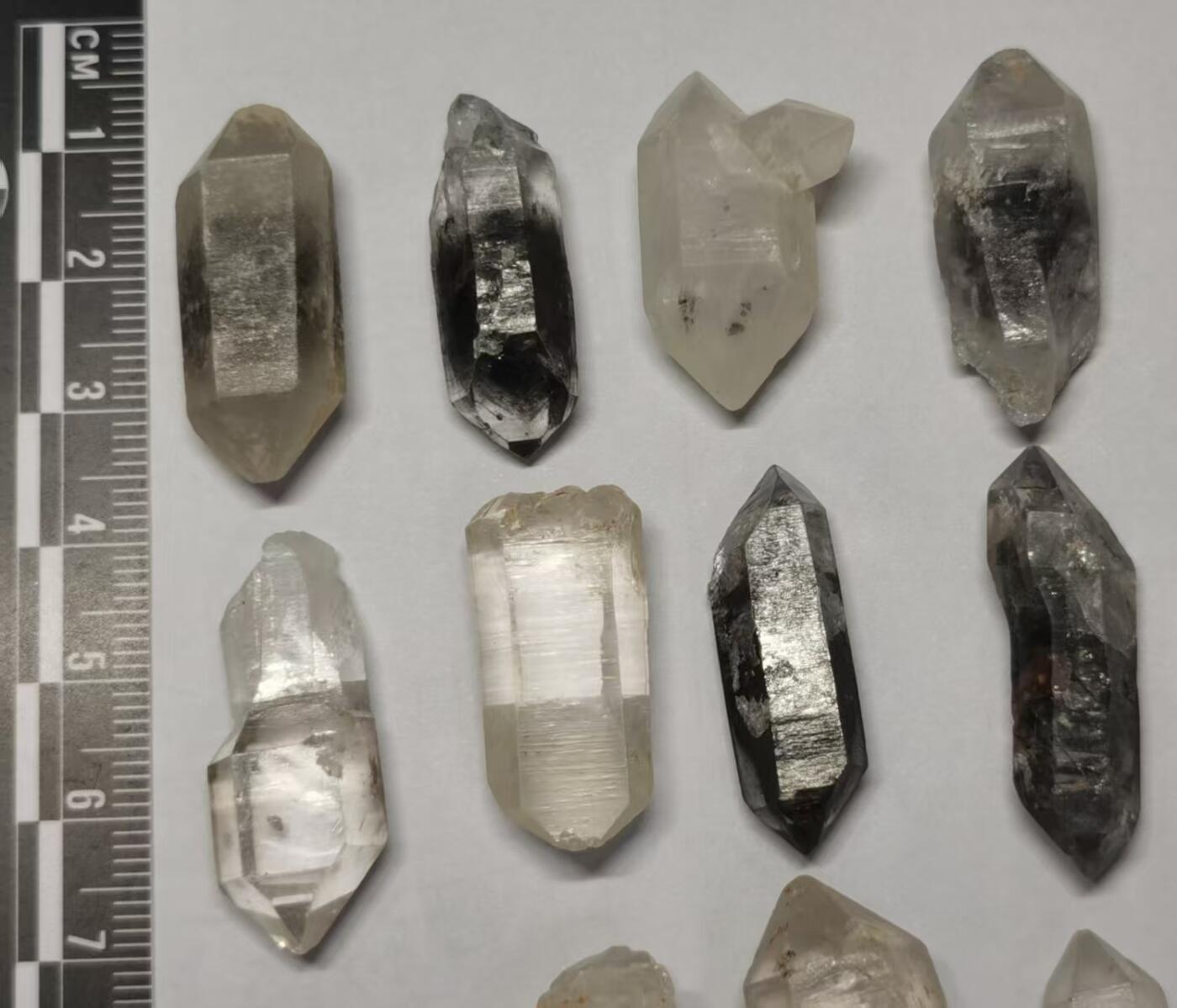 七河·世界币章矿标杂件每周小拍（总第35期）（本场周二结标） 藏家出品 X718（6） 云贵闪灵水晶原石一组 16 件 约50多克 本件拍品由合作藏家邮寄