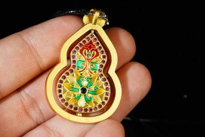 上海都达杂项专场八（全场包邮）   天然镀金珐琅彩葫芦嵌和田玉蛋面挂件 附鉴定证书（中间能转动）87-347