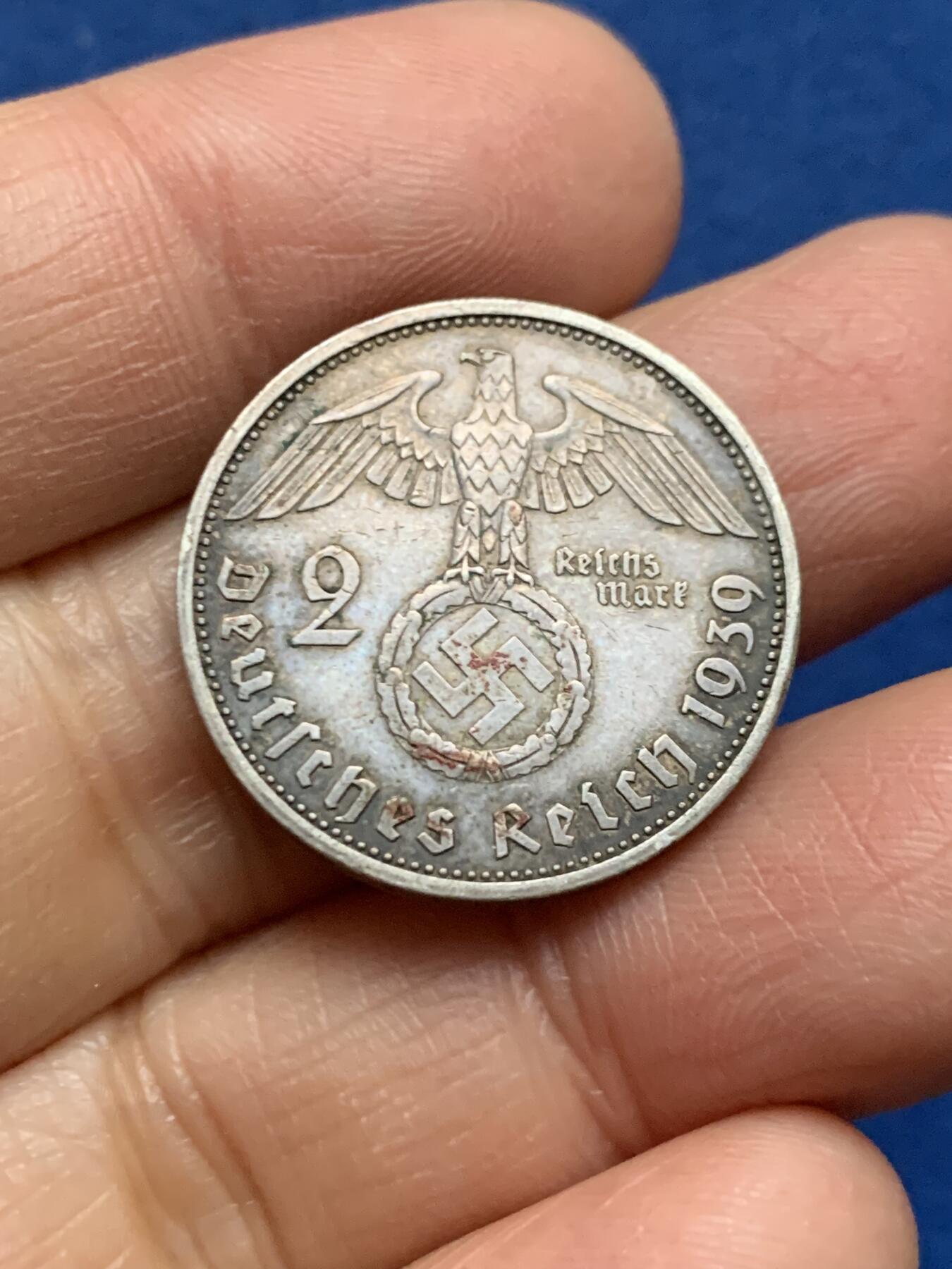 《竞宝斋》第461场 周日，周一，2场连拍 （全场包邮）欢迎送拍 德国1939年兴登堡2马克银币 双面均匀 深彩包浆 这个状态非常难得 味道好极了