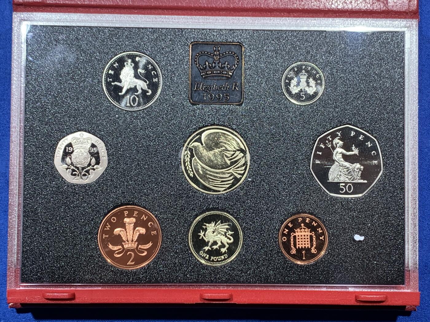 《竞宝斋》第461场 周日，周一，2场连拍 （全场包邮）欢迎送拍 英国1995年精制套币，带1枚2英镑二战50周年精制纪念币，1枚1英镑威尔士龙精制纪念币，8枚币盒证齐全，品相精美 红色盒装