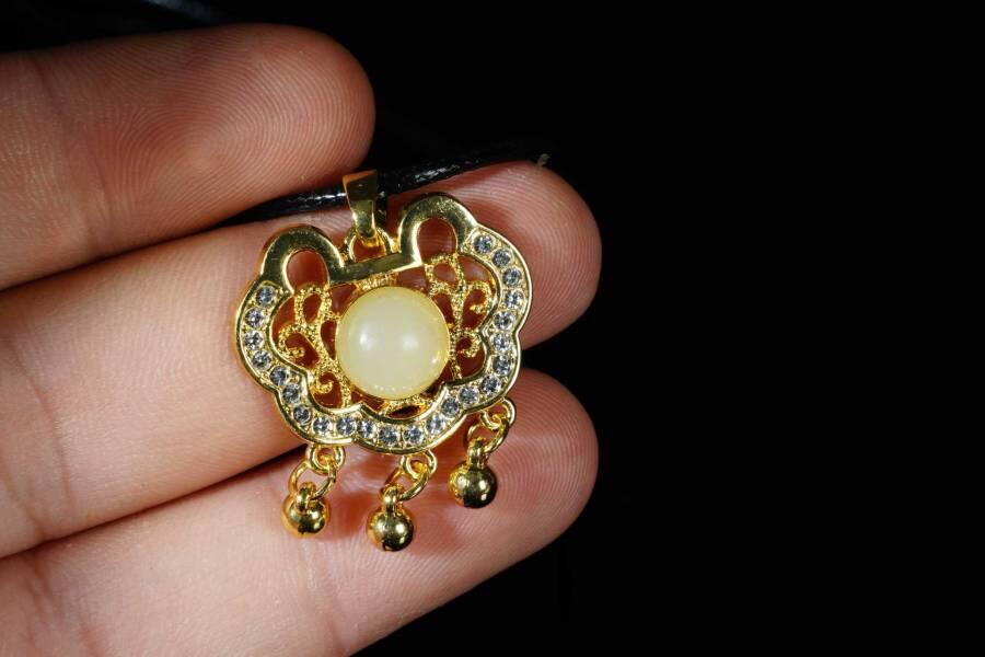 上海都达杂项专场八（全场包邮）   天然镀金如意锁嵌和田玉蛋面挂件 附鉴定证书87-338