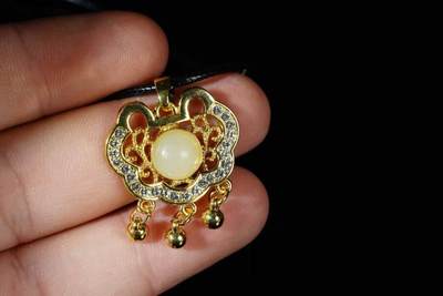 上海都达杂项专场八（全场包邮）   天然镀金如意锁嵌和田玉蛋面挂件 附鉴定证书87-338