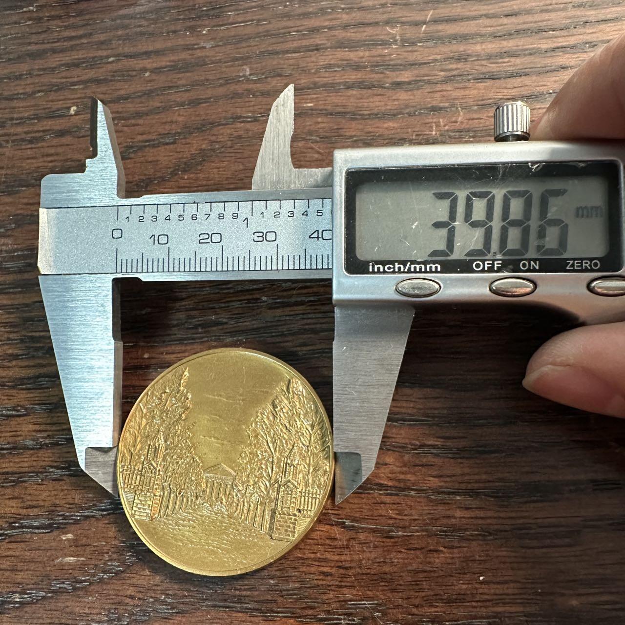 蒂克钱币-第57场 日本章 企业章拍卖  1974年日本青山学院大学创立100周年纪念铜章 40mm 35g