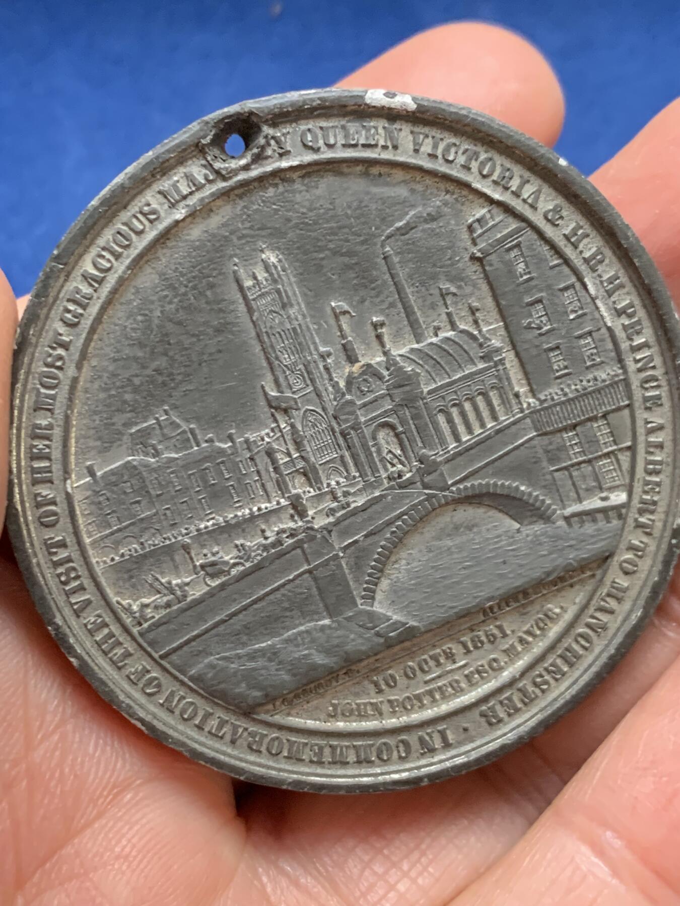 《竞宝斋》第461场 周日，周一，2场连拍 （全场包邮）欢迎送拍 英国1851年维多利亚女王皇家曼彻斯特访问纪念章，哥特款奢华设计，非常经典华美。39.2克，50.8mm。WM材质