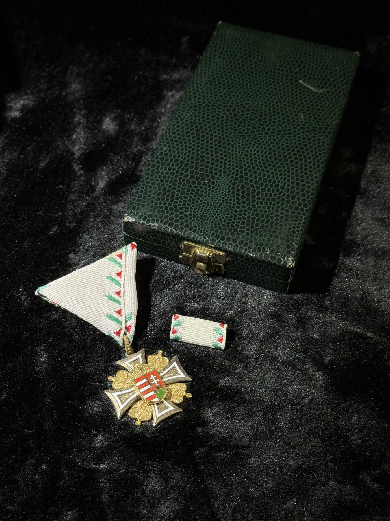 戎马世界章牌大赏第110期 匈牙利二级军官功勋服役奖章